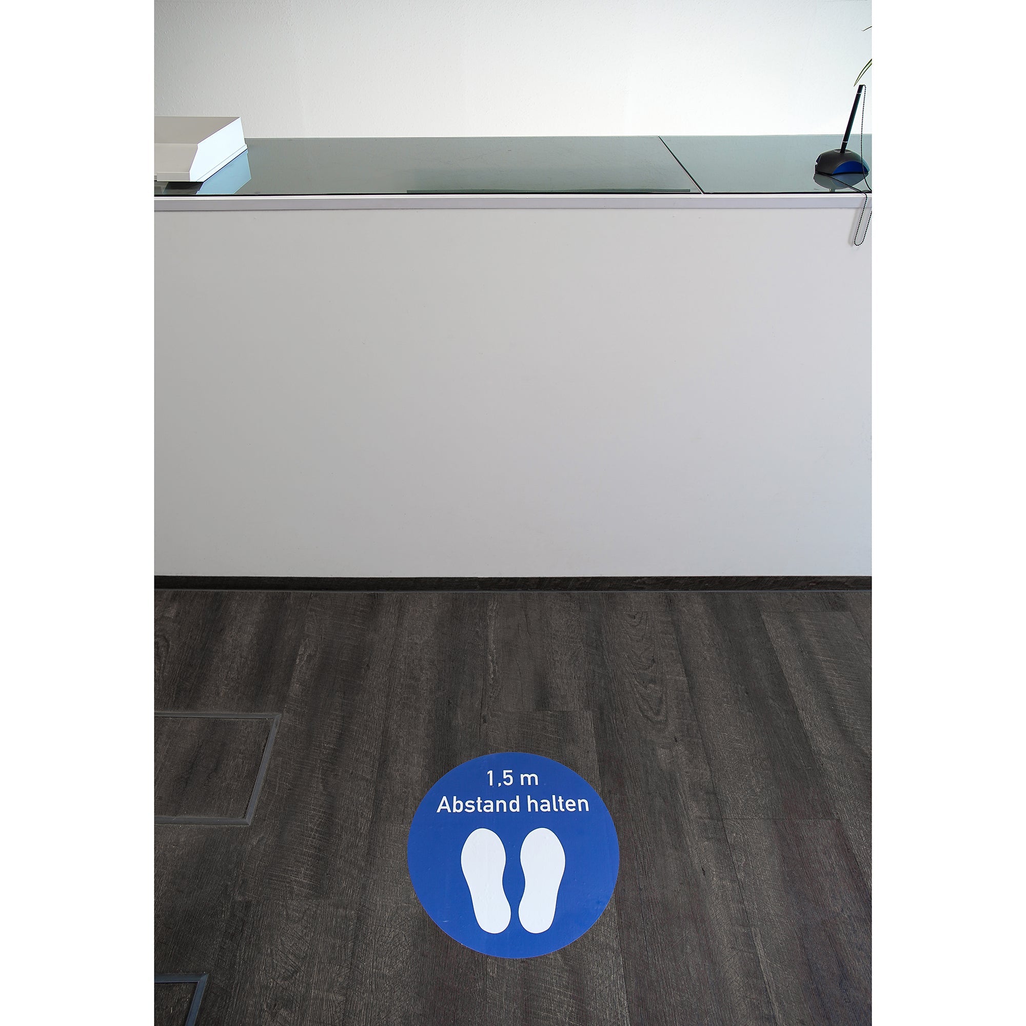 Blauer Fußbodenaufkleber mit Abstand halten, rundes Design, 400x400 mm, für sicheren Abstand auf dem Boden.