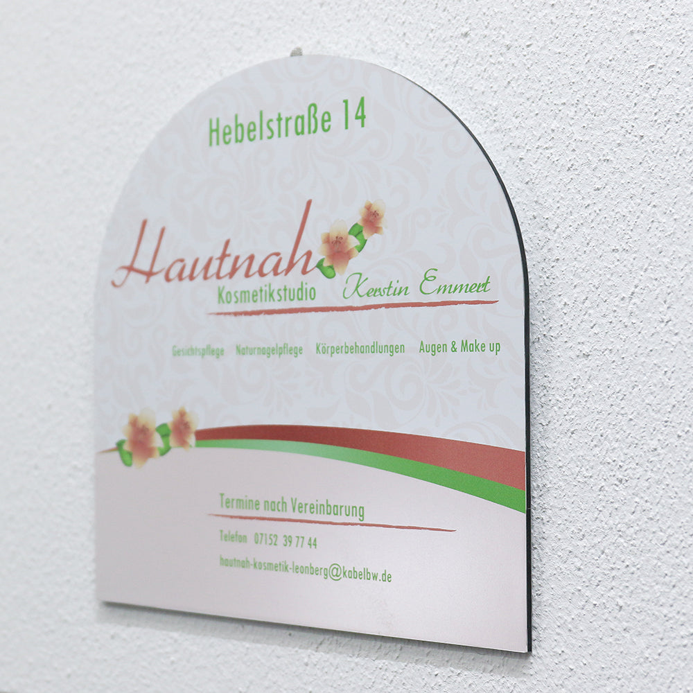 Helles Alu-Verbundschild aus 3 mm Aludibond mit UV-Direktdruck, glatte Oberfläche, für langlebige Beschilderungen