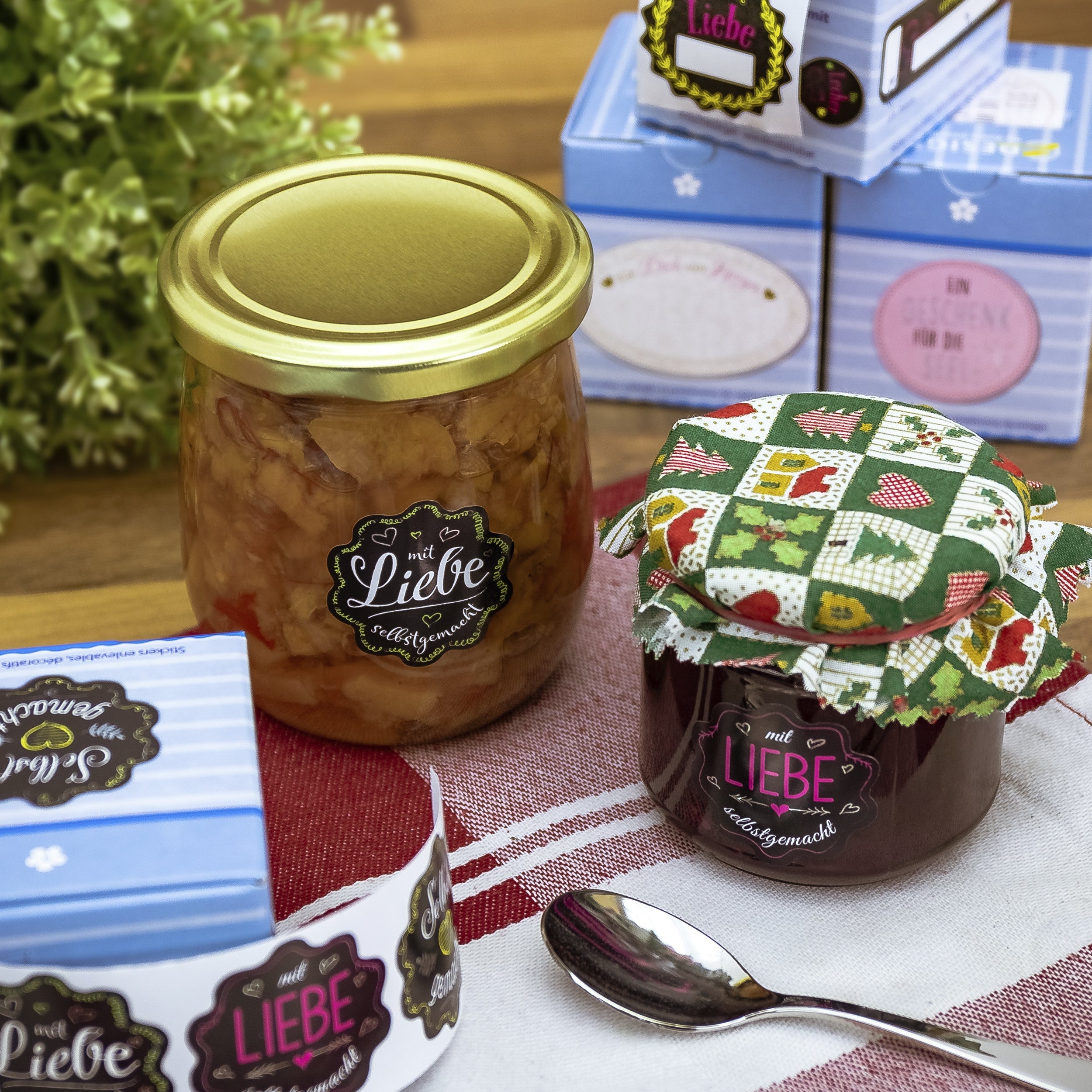 Schwarze Aufkleber "Selbst gemacht" von Avery Zweckform, 50 Stück, auf einem Marmeladenglas angebracht.