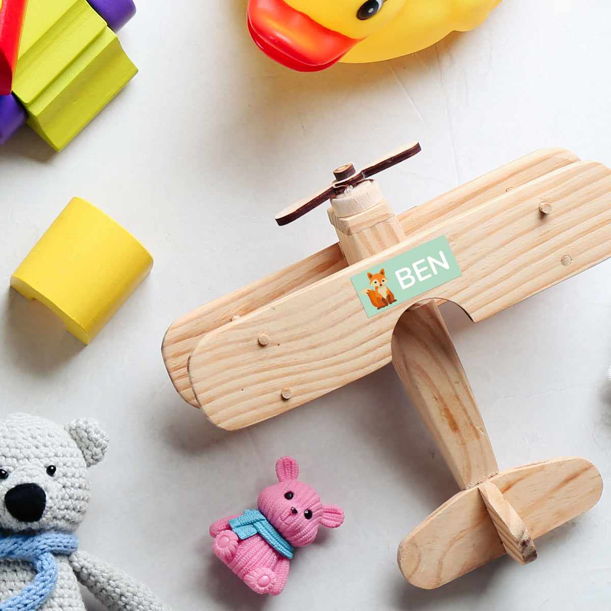 Kleine zweizeilige Namensaufkleber für Kinder, 30 Stück, 30x13 mm, mit bunten Schriftzügen auf weißen Aufklebern