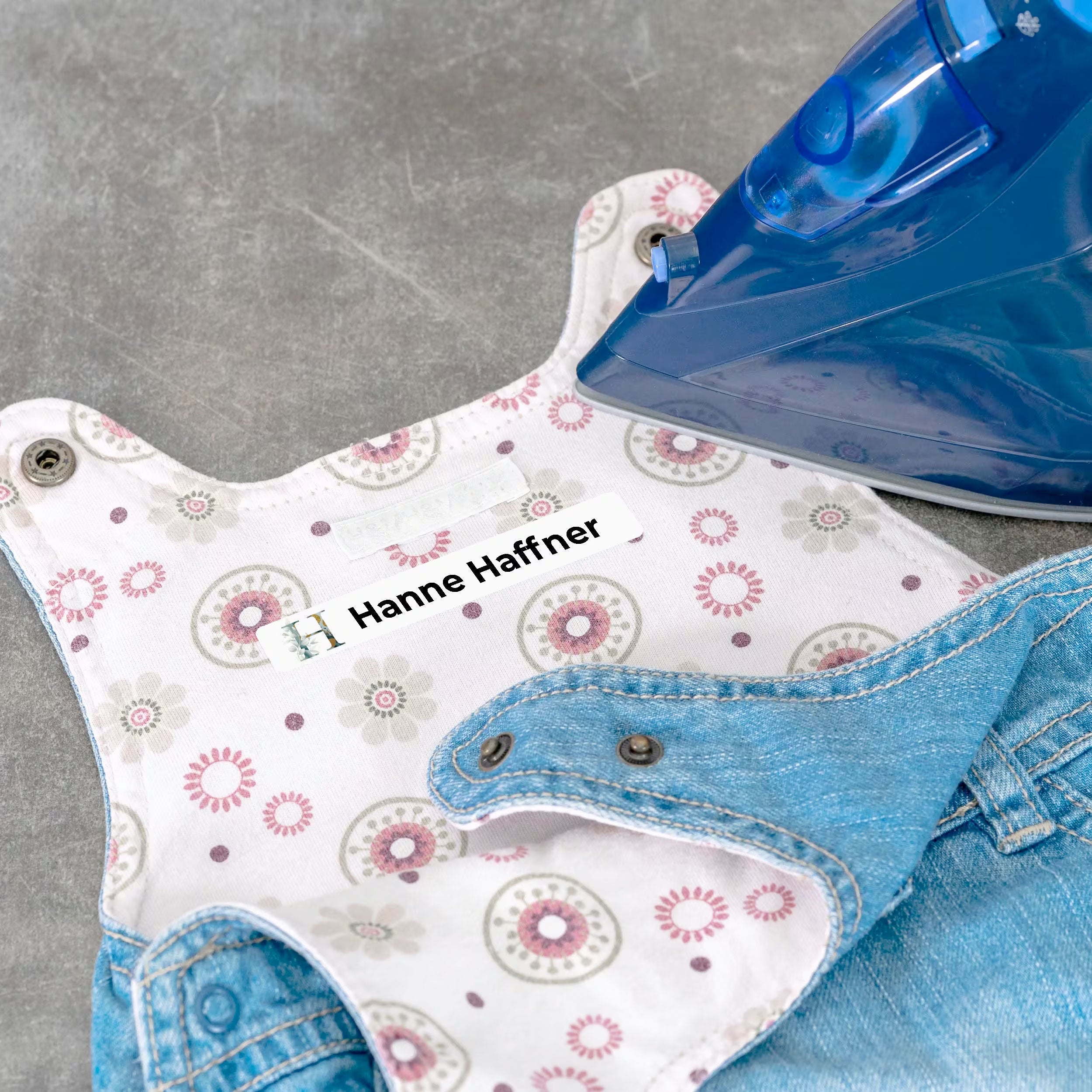 Bügeletiketten "Aquarell" in bunten Wasserfarben, 225 Stück, individuell gestaltbar, auf Klebeetiketten für Textilien.