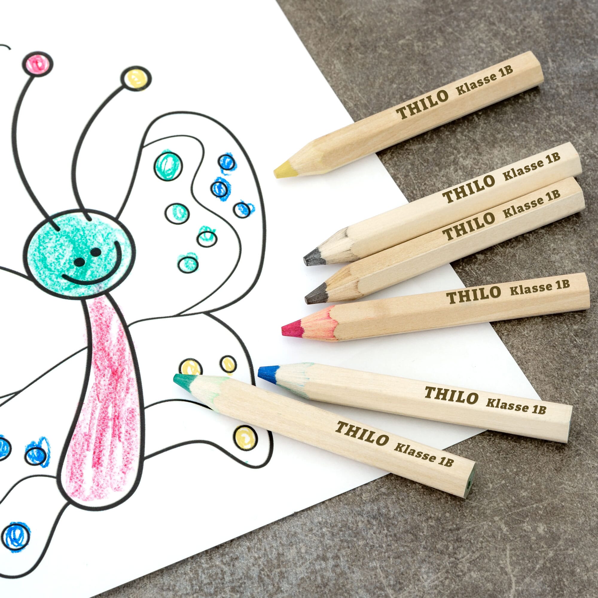 Vier Sets Jumbo Buntstifte mit Namen, Gravur und Holzoptik, inklusive 24 kurzen bunten Holzstiften für Kinder und Bastelprojekte.