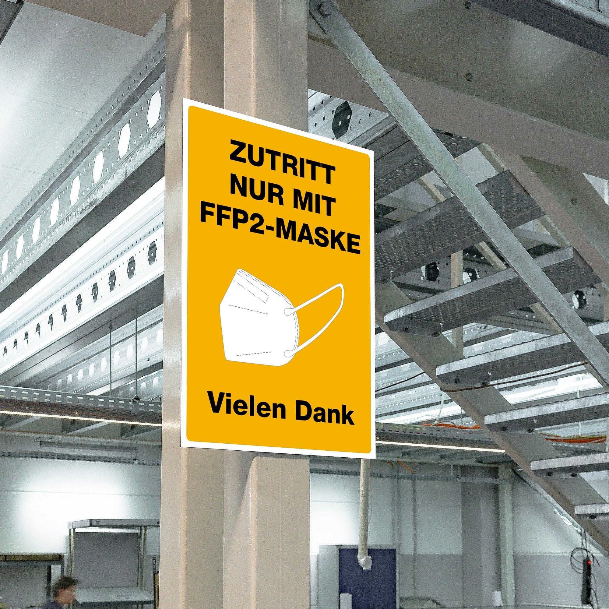 Gelbes Alu-Verbundschild mit Aufschrift "Zutritt nur mit FFP2-Maske" in 200x300 mm, von aufkleberdrucker.de