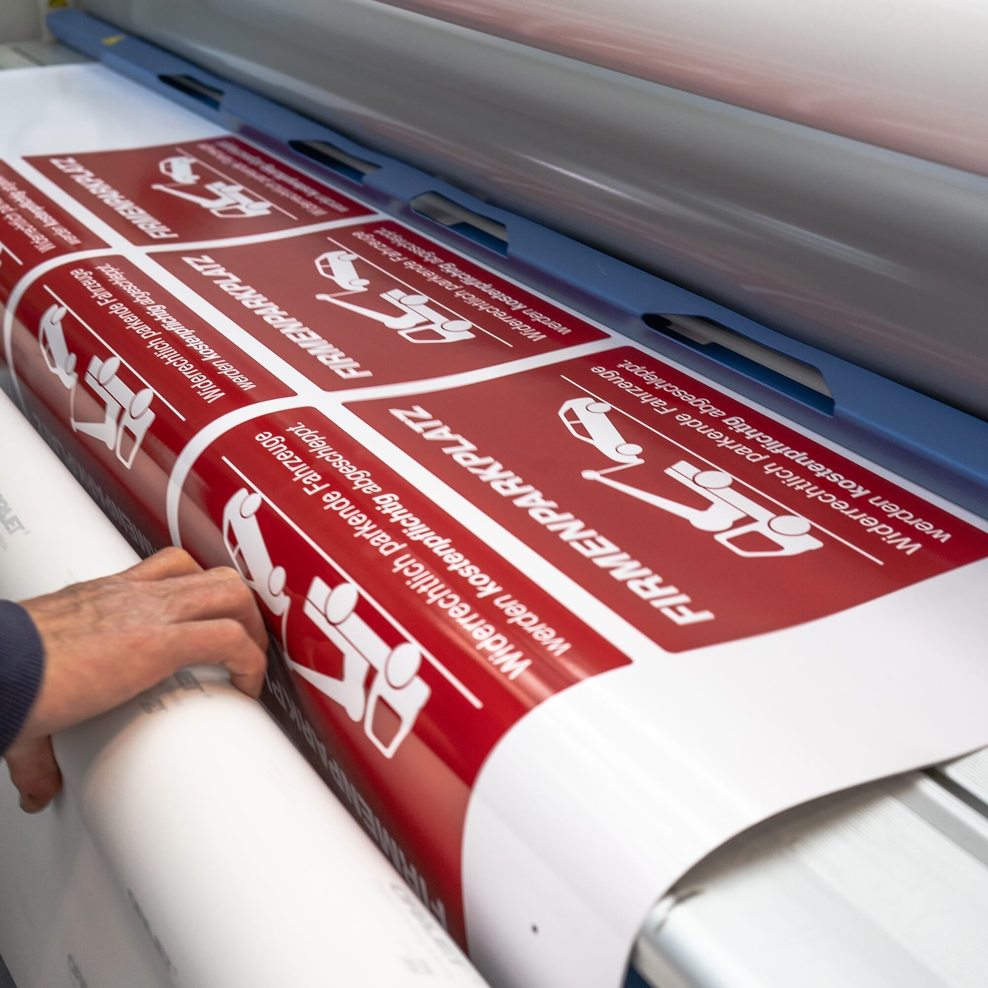 Drei weiße Aufkleber PRIVATWEG – DURCHGANG VERBOTEN, 300x200 mm, auf Laminatfolie, sichtbar auf der Oberfläche.