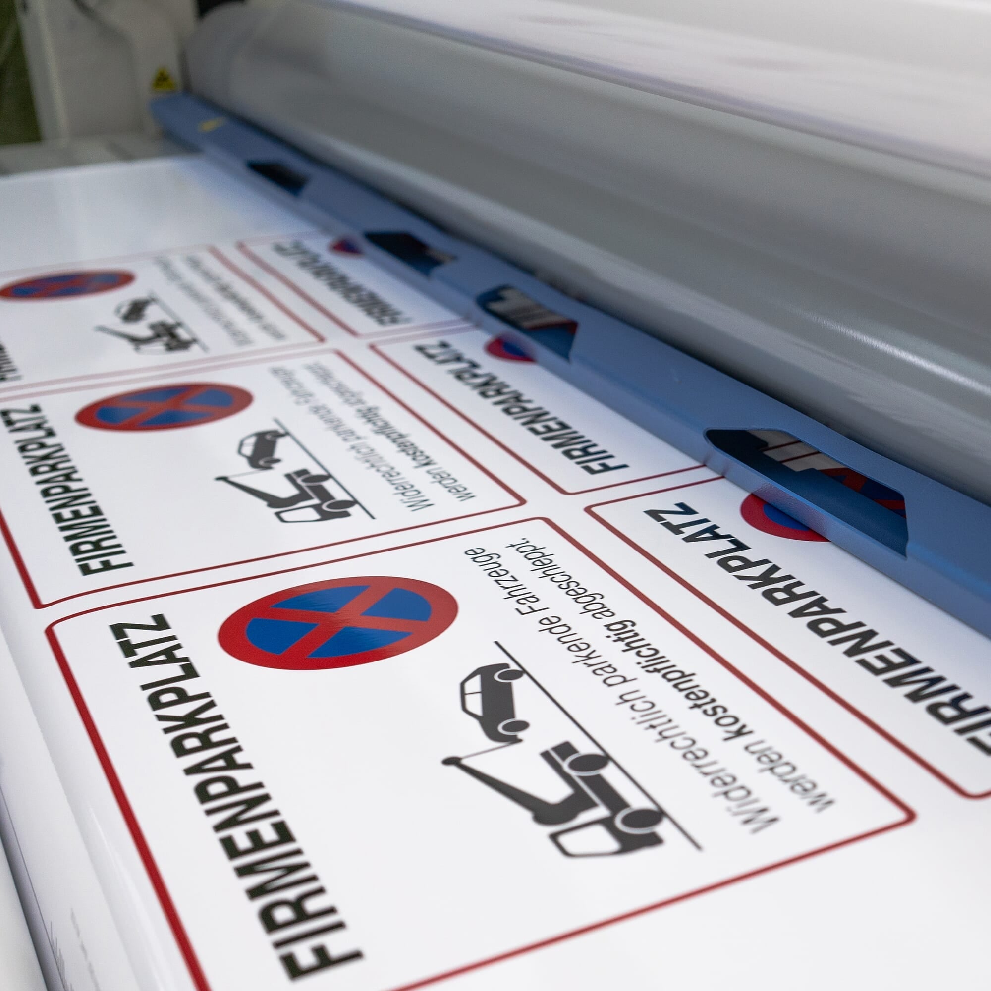 Drei signalrote Aufkleber PRIVATWEG – DURCHGANG VERBOTEN, 300x200 mm, mit Folienlaminat auf einer Oberfläche angebracht.