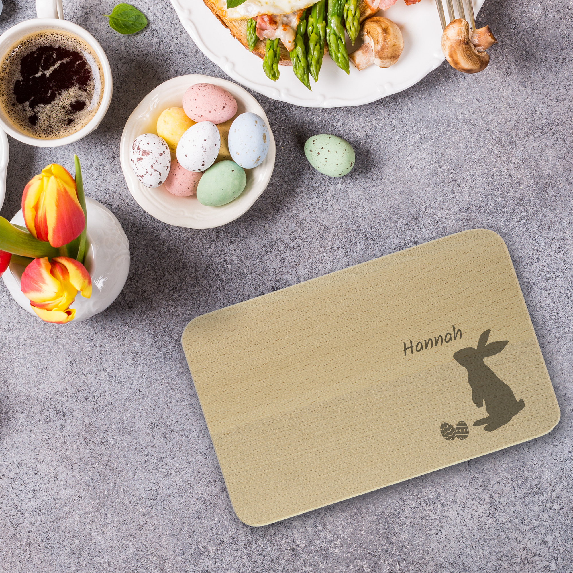 Personalisiertes Frühstücksbrettchen mit Gravur, zeigt individuell gestalteten Text, Logo oder Foto, aus Holz gefertigt.