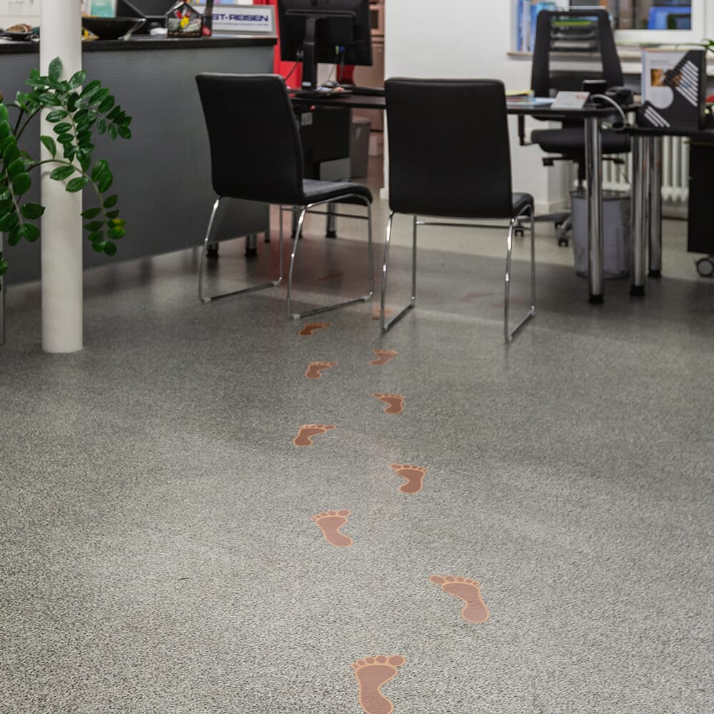 Fußbodenaufkleber von Orafol, bunter Vinyl-Bodenaufkleber mit auffälligem Design auf glatter Oberfläche.