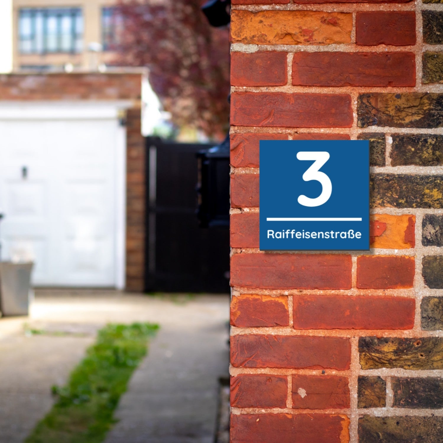 Individuelles Hausnummernschild 20x20 cm mit schwarzer Nummer auf hellem Hintergrund, wetterfestes Hausnummernschild von aufkleberdrucker.de