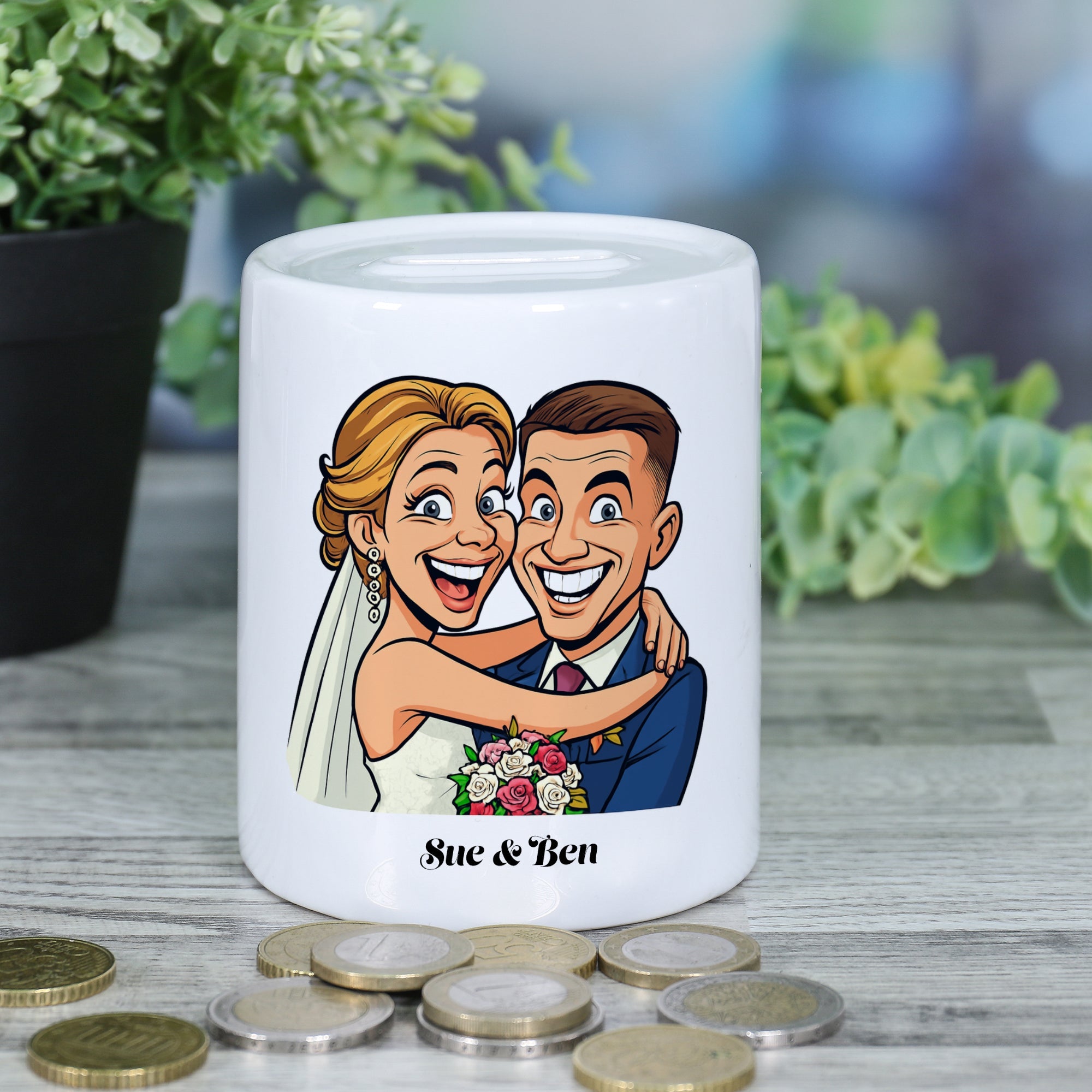 Bunte Spardose mit Comic-Karikatur und individuellem Aufkleber, aus robustem Material, ideal zum Sparen und Personalisieren.