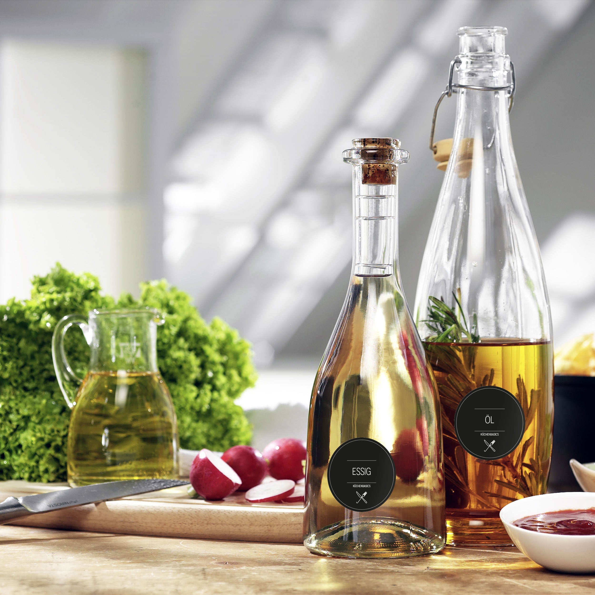 Runder schwarzer Küchenaufkleber mit einfachen Küchenbasics, Teil eines Sets mit 48 Aufklebern für die Küche.