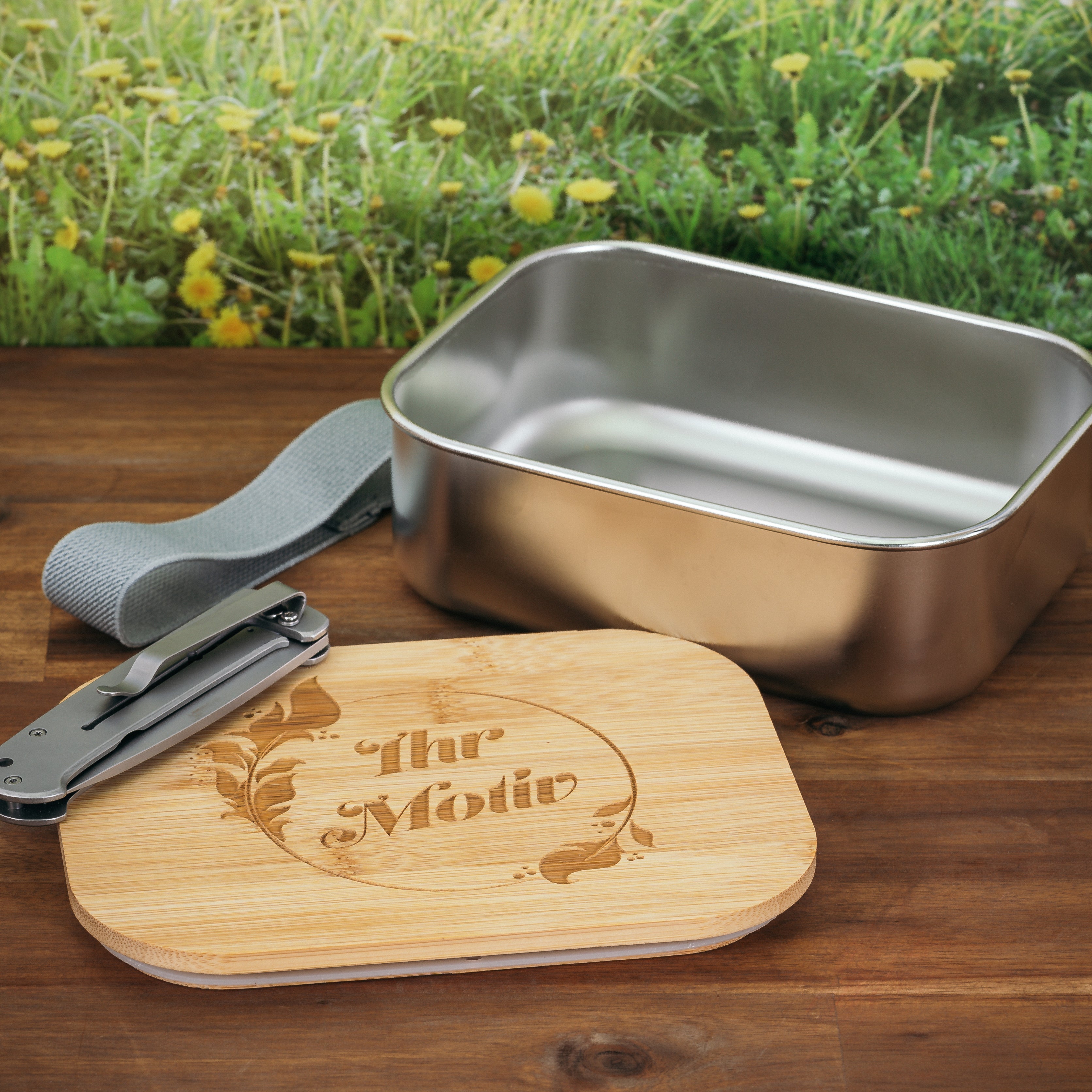 Edelstahl Lunchbox mit Bambusdeckel und Verschluss, individuell graviert, ideal für Kinder und unterwegs
