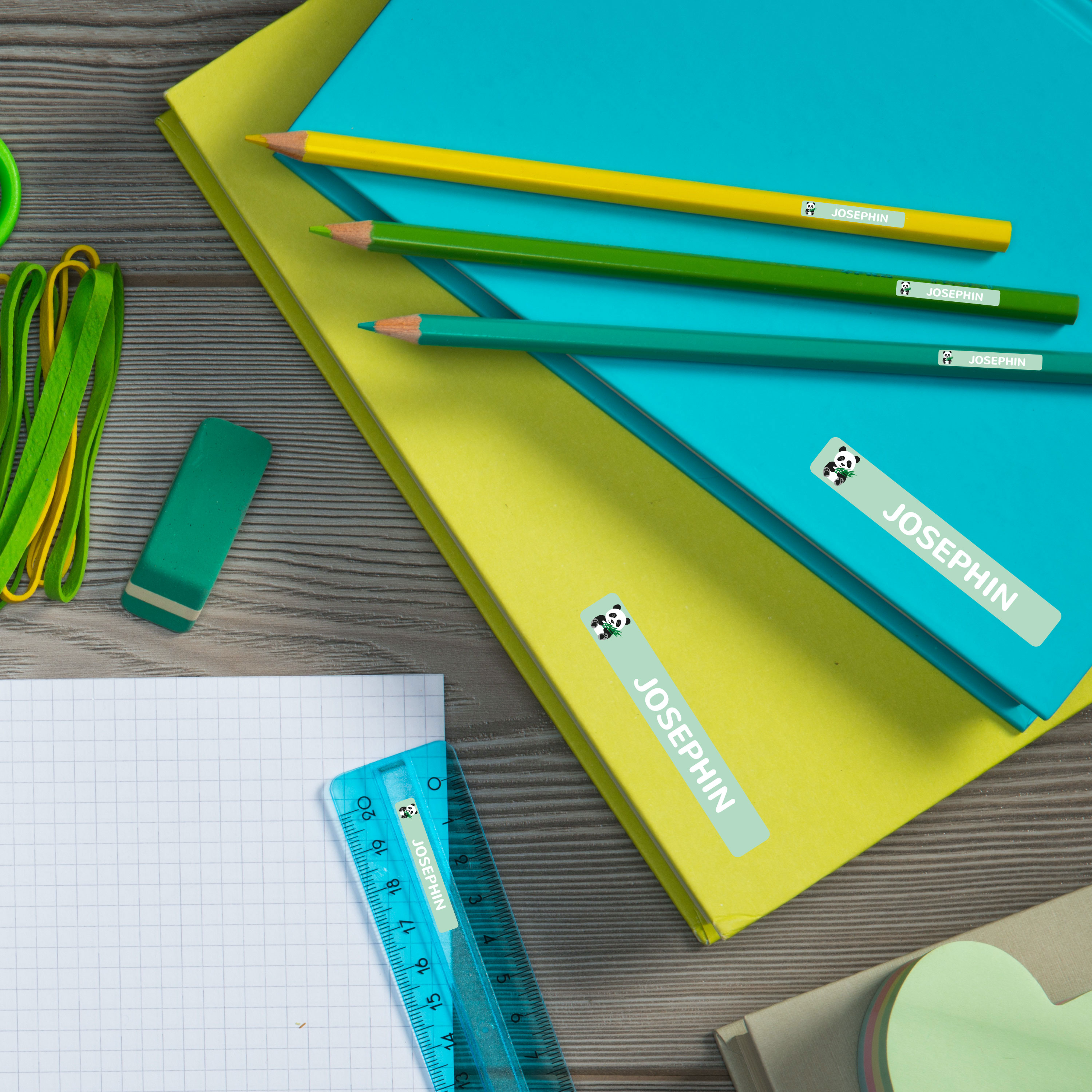 Buntes Set mit 260 Kinder-Namensaufklebern in drei Größen, ideal zum Markieren von Schulmaterial und Kleidung.