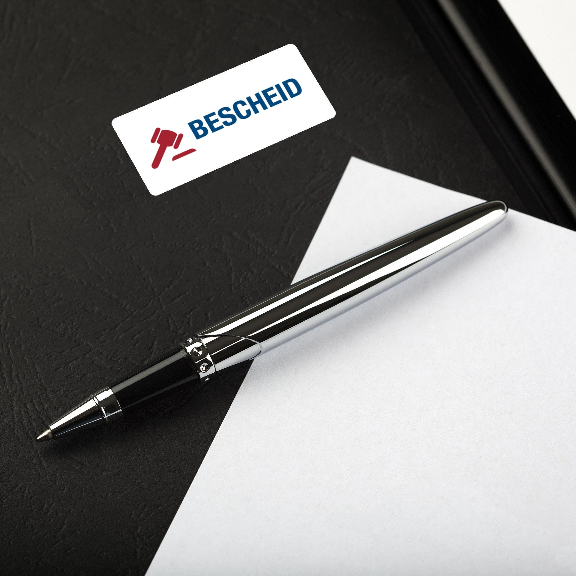 Aufkleber mit Piktogramm "Bescheid" auf 60x30 mm Rollenetikett, zeigt das Symbol für Hinweis oder Information.