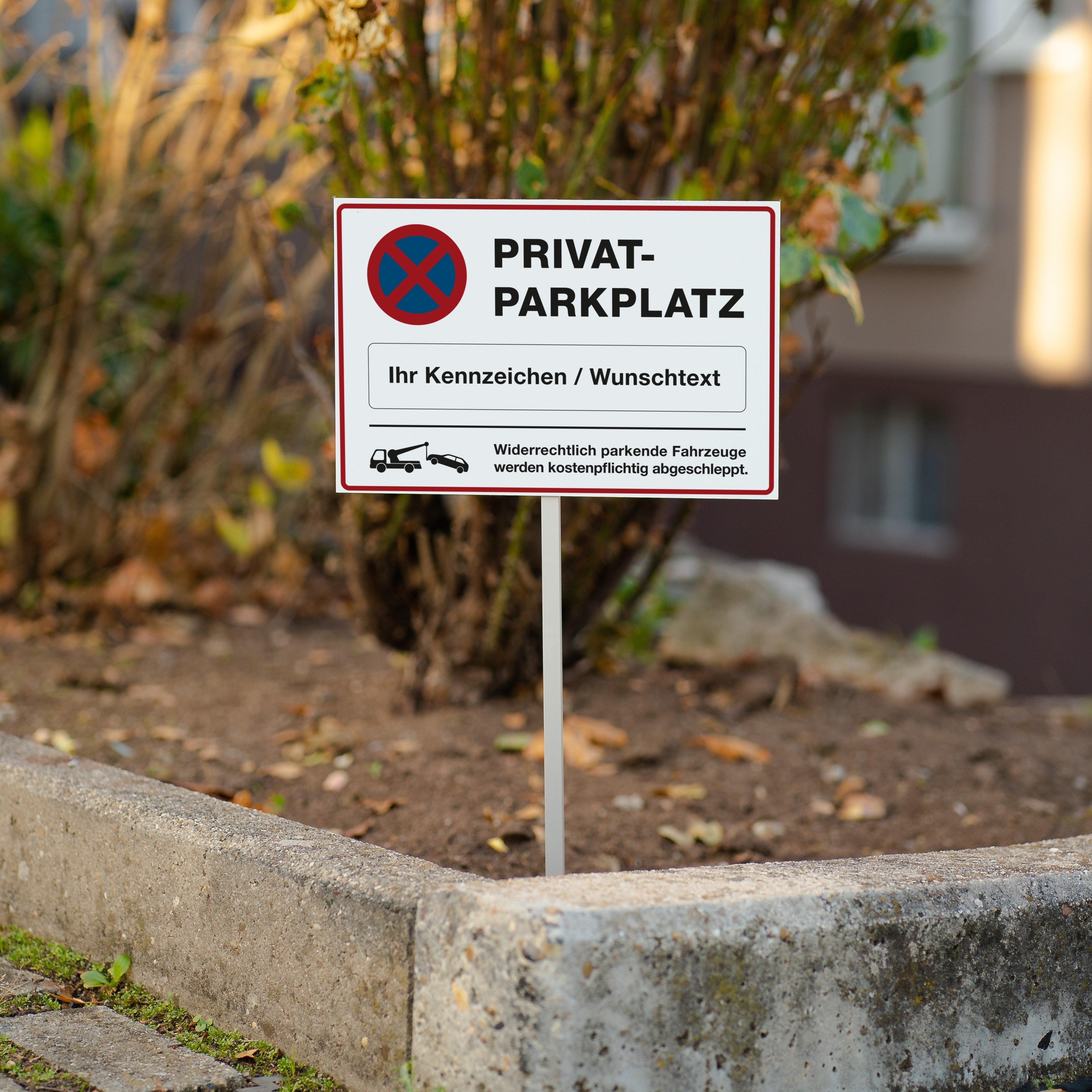 Privatparkplatz Schild mit individuellem Kennzeichen, 300x200 mm, aus Metall, mit schwarzer Schrift und weißen Hintergrund.