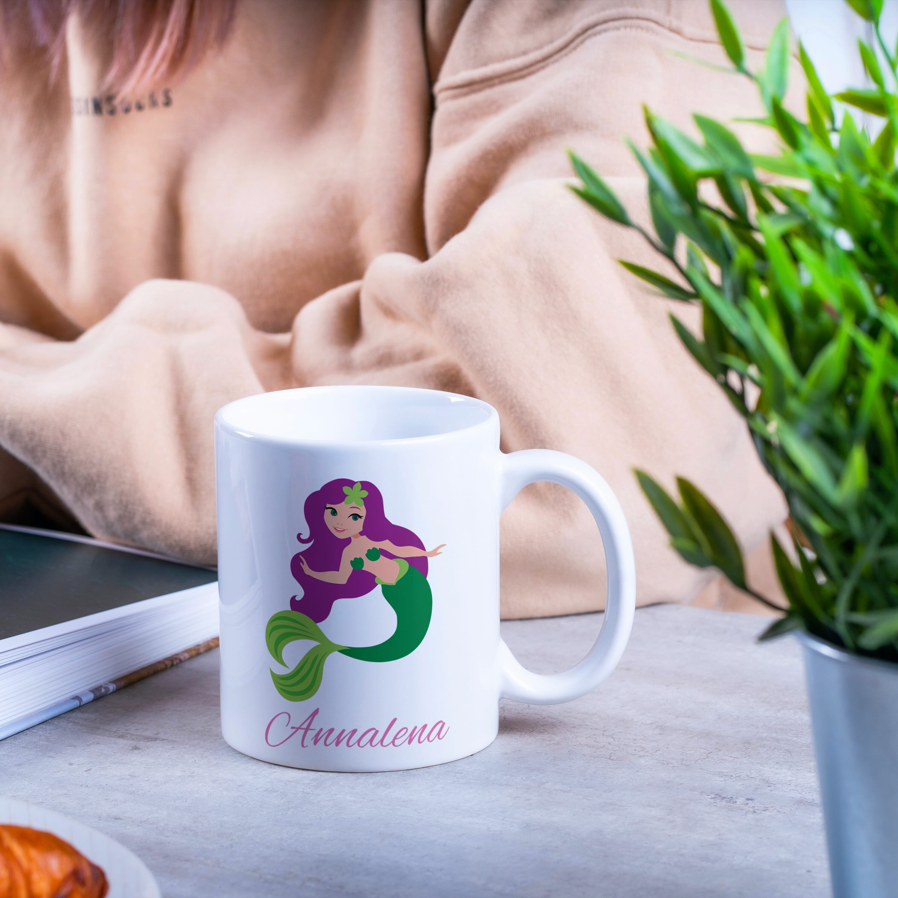 Weiße Keramiktasse mit Meerjungfrau-Design und individuellem Kindermotivdruck, ideal für Kinder und Sammler.
