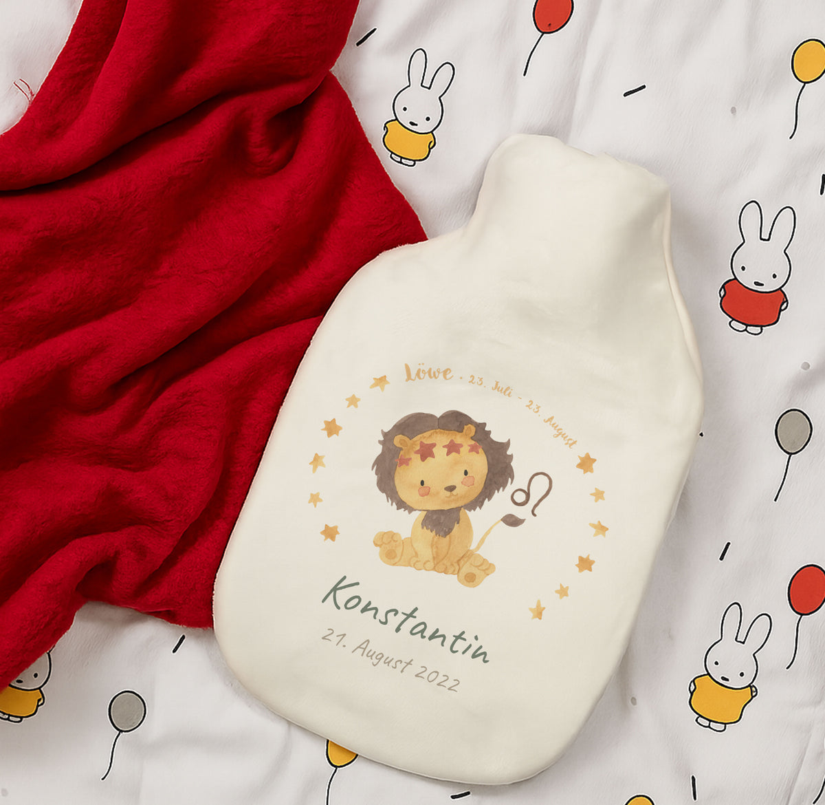 Personalisierte Wärmflasche mit Wunschmotiv und Namen, rotes Design, aus weichem Material, ideal zum Wärmen und Entspannen