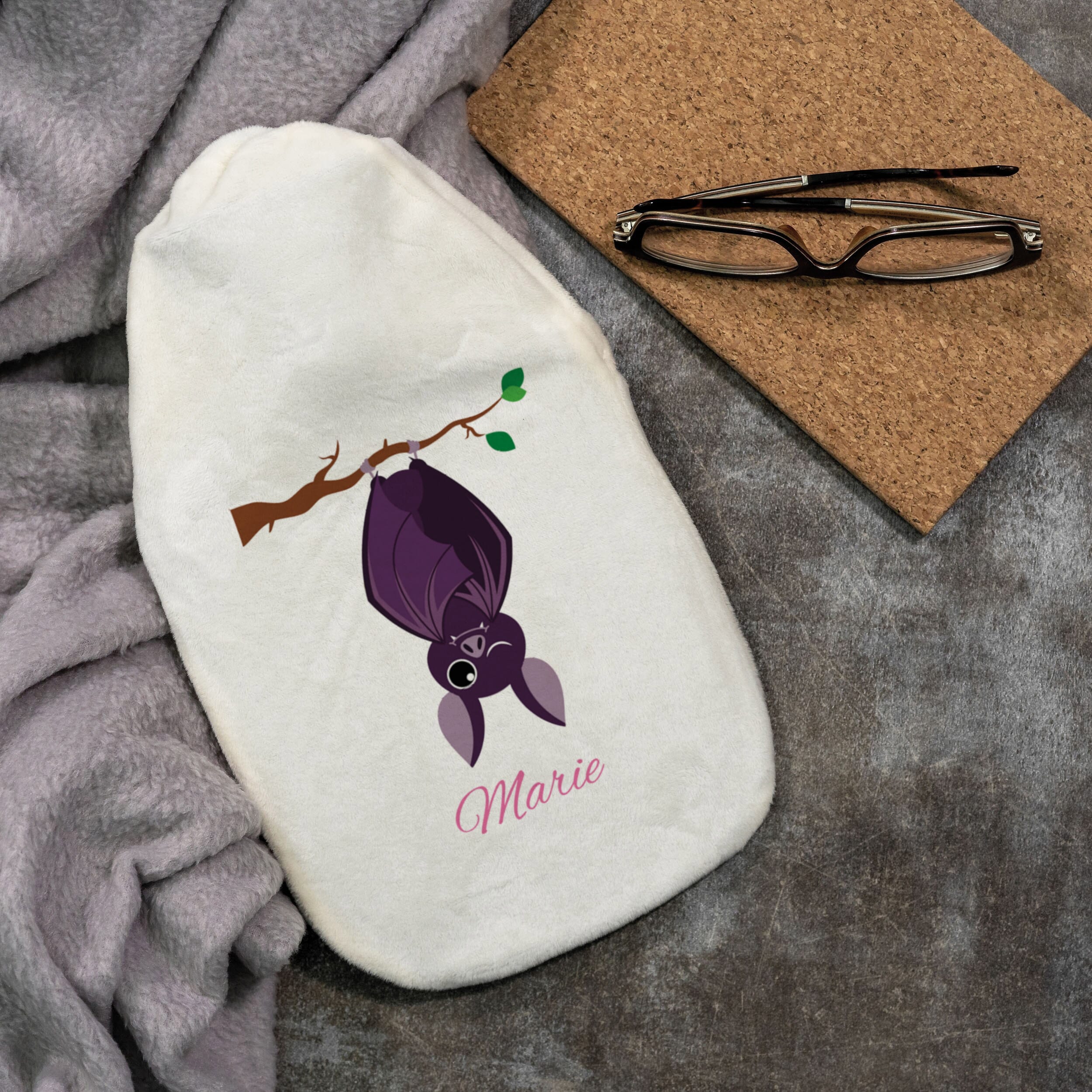 Personalisierte Wärmflasche mit Fledermaus-Motiv und Namen, weiches Gummi, ideal für kalte Tage, von gravur-fabrik.de