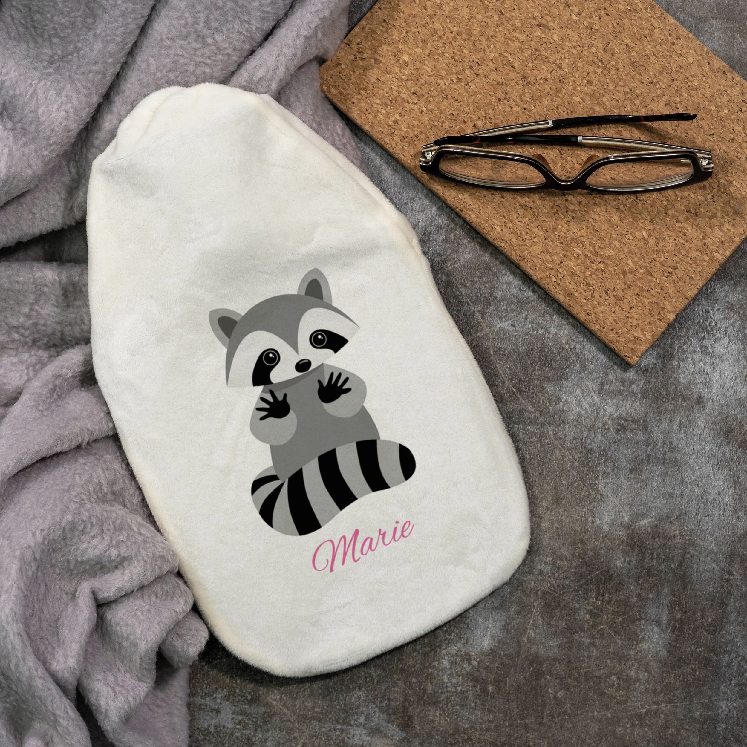 Personalisierte Wärmflasche mit Kindermotiv und Namen, weich und warm, ideal für Kinder, von gravur-fabrik.de.
