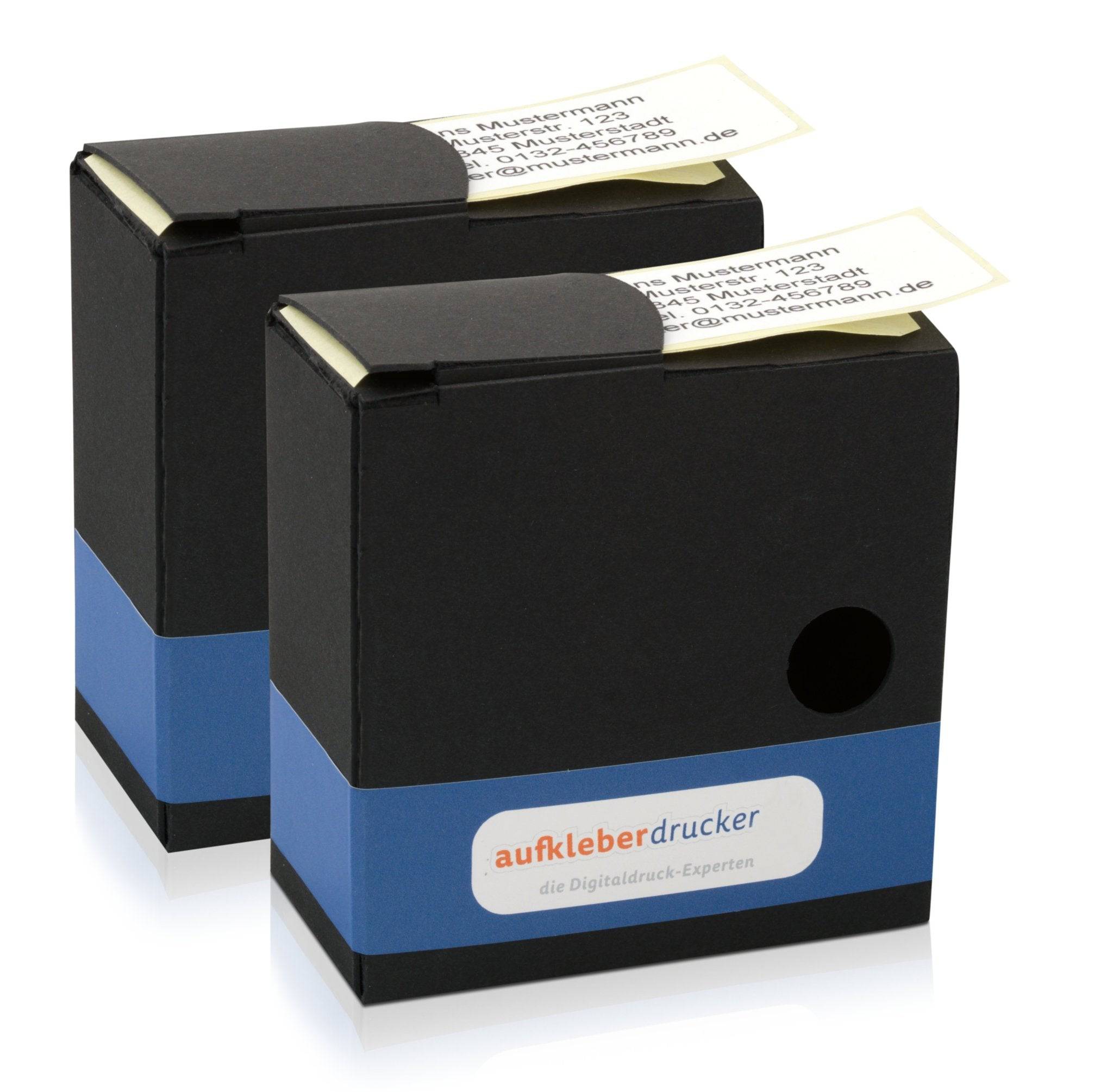Adressaufkleber im Spenderkarton, 60x30 mm, von adressaufkleber-fabrik.de, zeigt beschriftete Etiketten im Spenderkarton