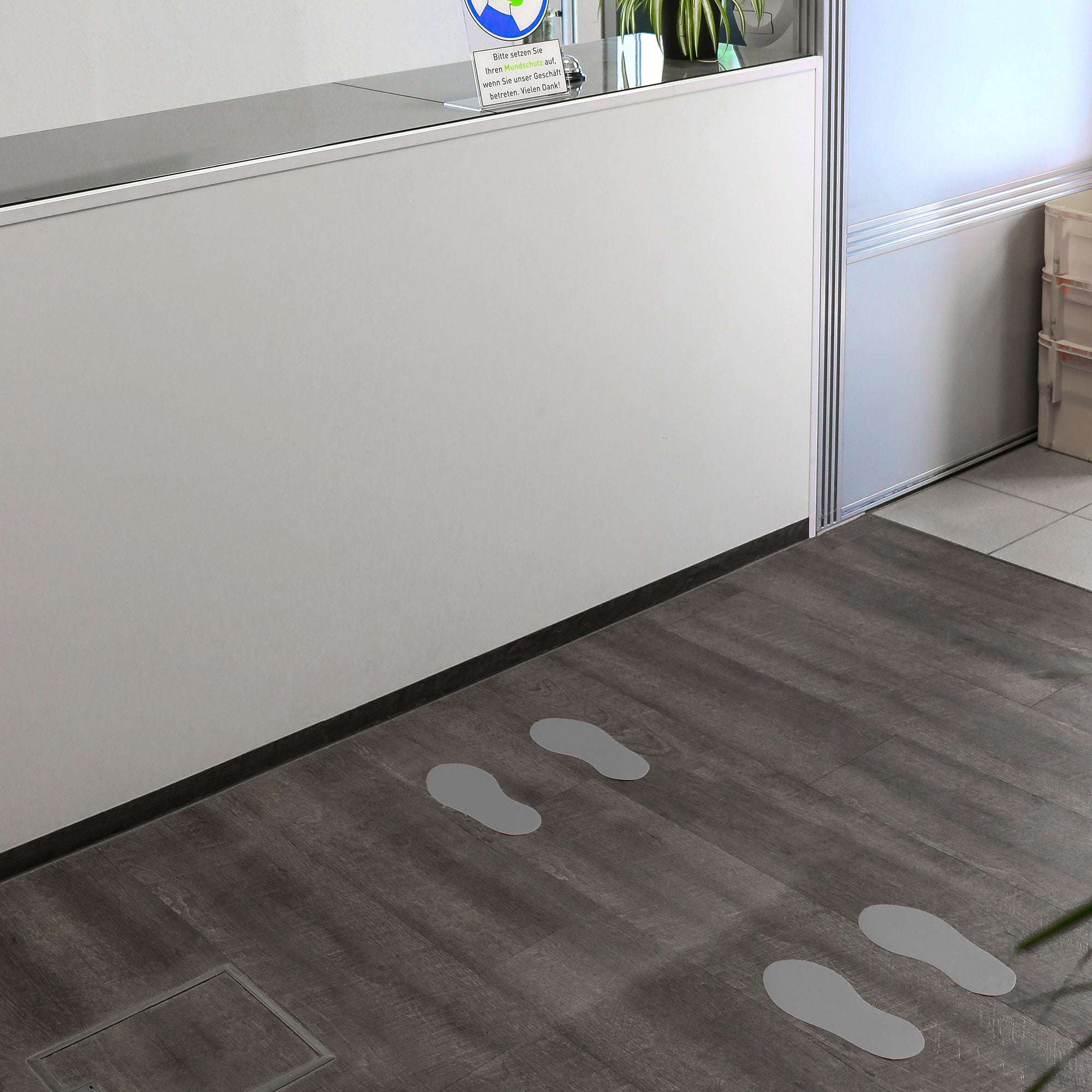 Grauer Fußbodenaufkleber für Fußpaare, 10er-Pack, mit Fußgröße 250x110 mm, ideal für Orientierung und Sicherheit.