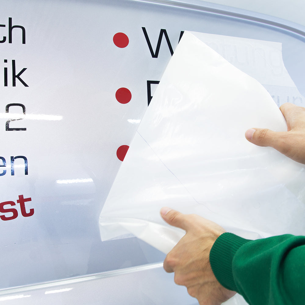 Oracal Klebebuchstaben und Schriftzug-Aufkleber auf Folienplots, vielseitig für kreative Beschriftungen und Dekorationen.