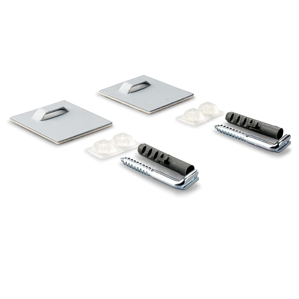 Zwei Haftbleche im Set 45x45 mm mit Öse und Dübel für Schilderbefestigung, sichtbar auf der Verpackung.