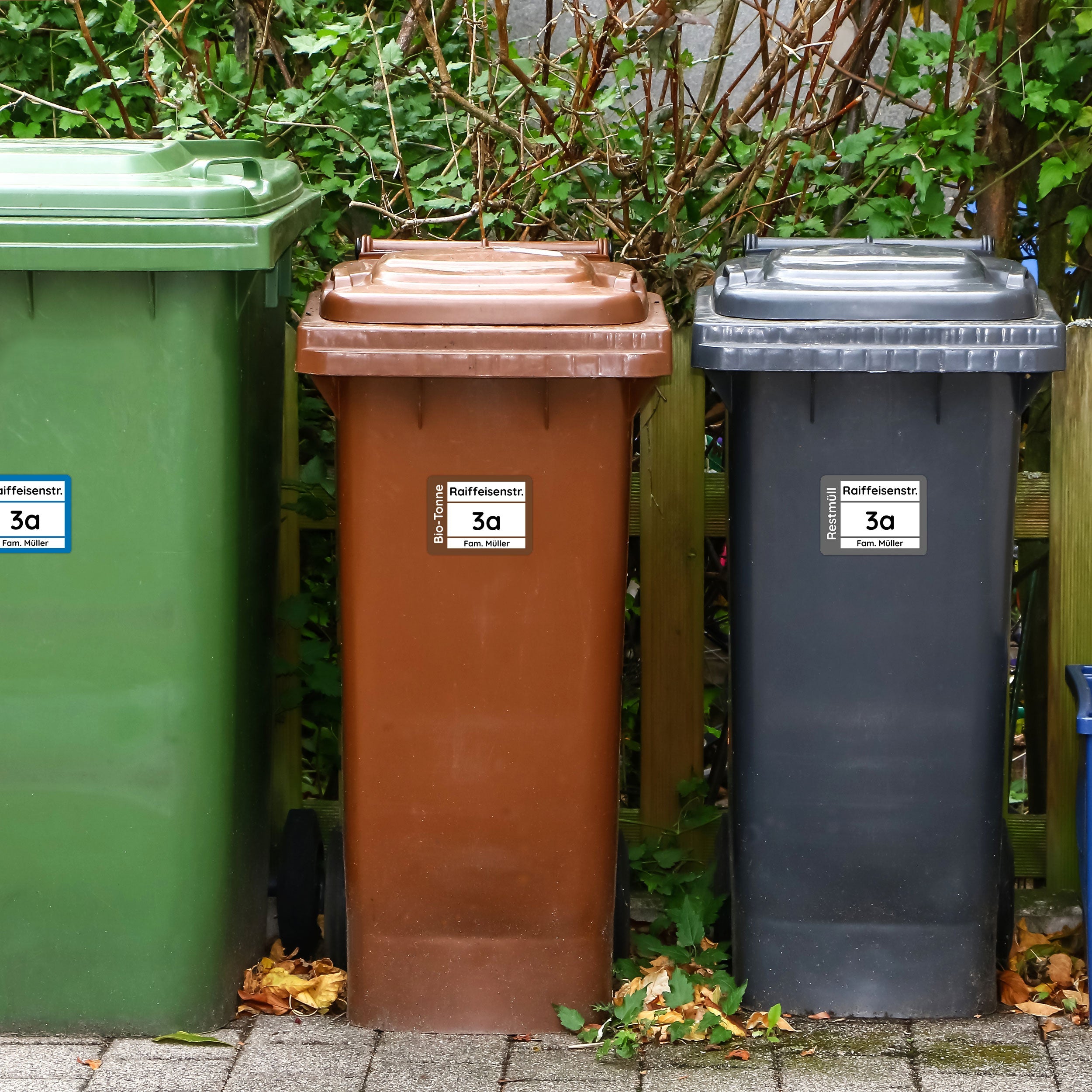 Vier wetterfeste Mülltonnenaufkleber in 19x14 cm, individuell gestaltbar, mit bunten Symbolen für Abfalltrennung.