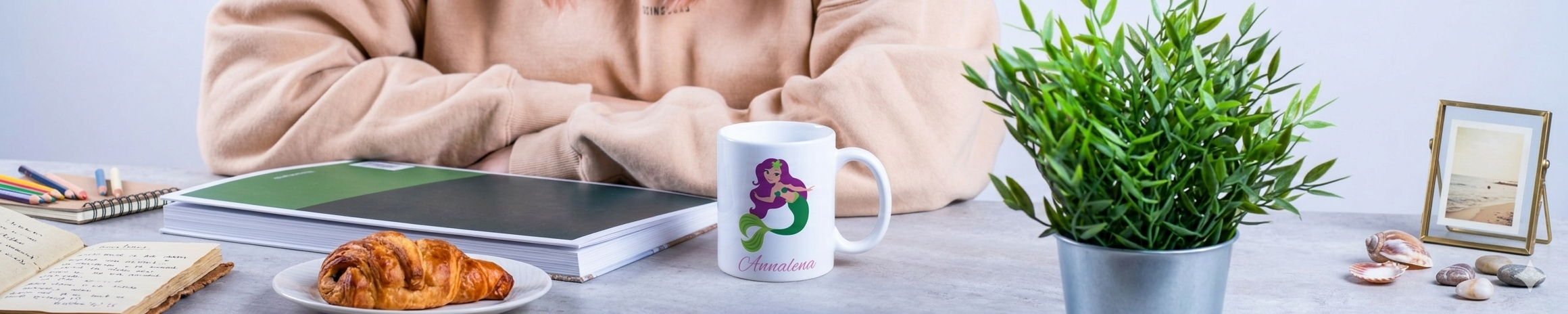 Helle, moderne Küchenszene mit gedecktem Frühstückstisch als typisches Einsatzumfeld für personalisierte Keramiktassen.