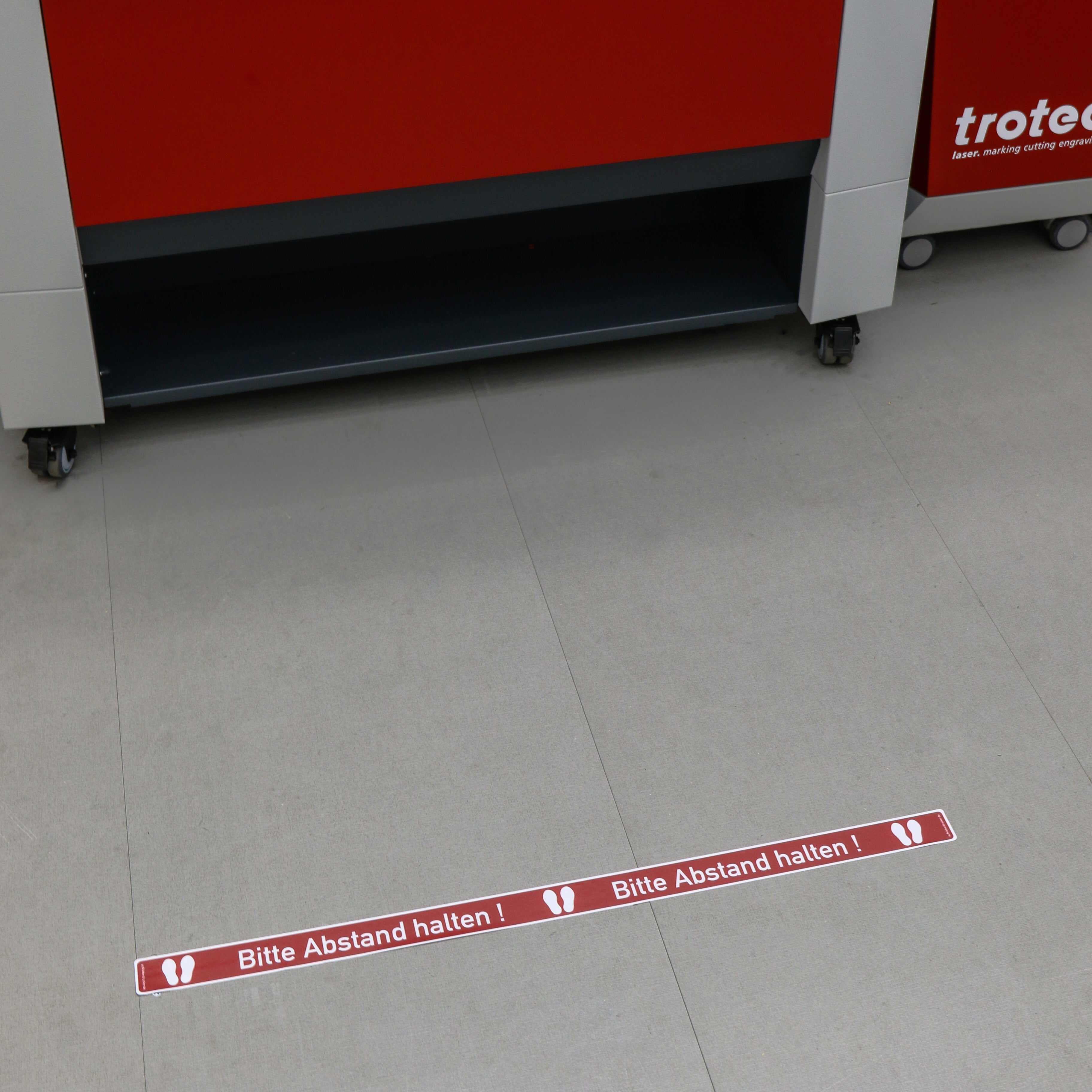 Roter Fußbodenaufkleber mit Abstand halten, 1000x50 mm, 10 Stück, für sichere Markierungen auf Böden, aufkleberdrucker.de