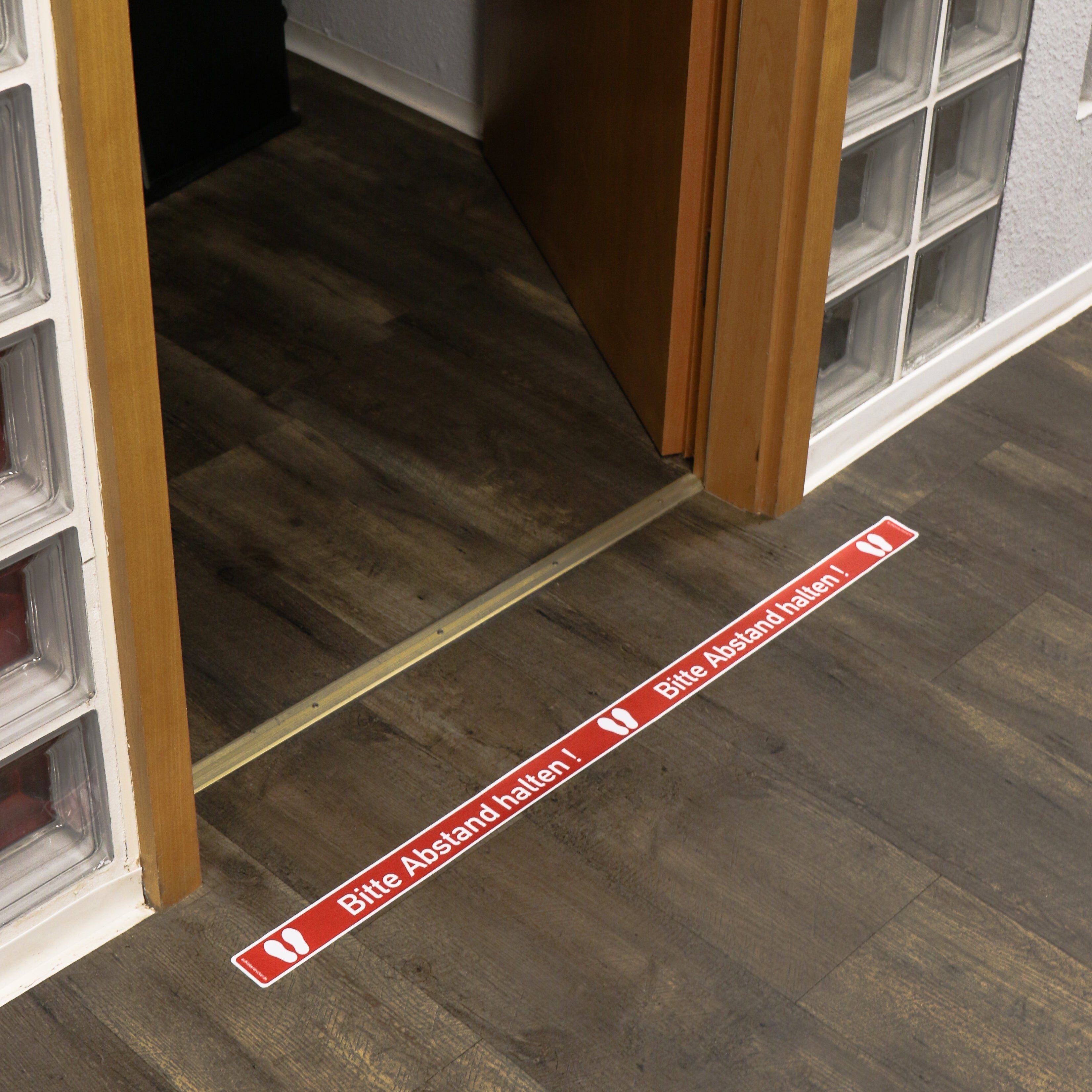 Roter Fußbodenaufkleber mit Abstand halten Aufschrift, 1000x50 mm, 10 Stück, für soziale Distanz auf Böden.