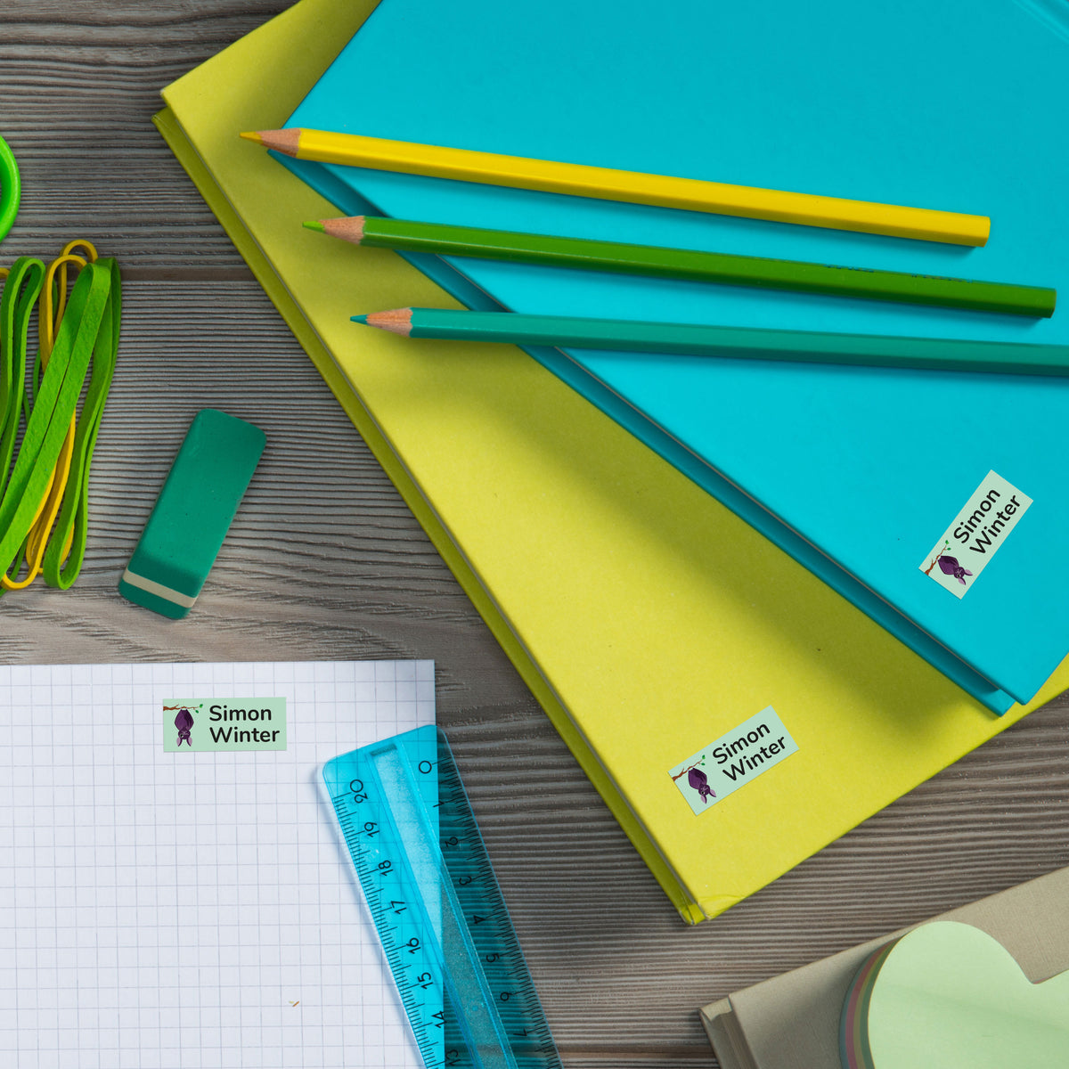 Kleine 2-zeilige Kinder-Namensaufkleber, 30 Stück, 30x13 mm, bunte Aufkleber für personalisierte Kinderartikel