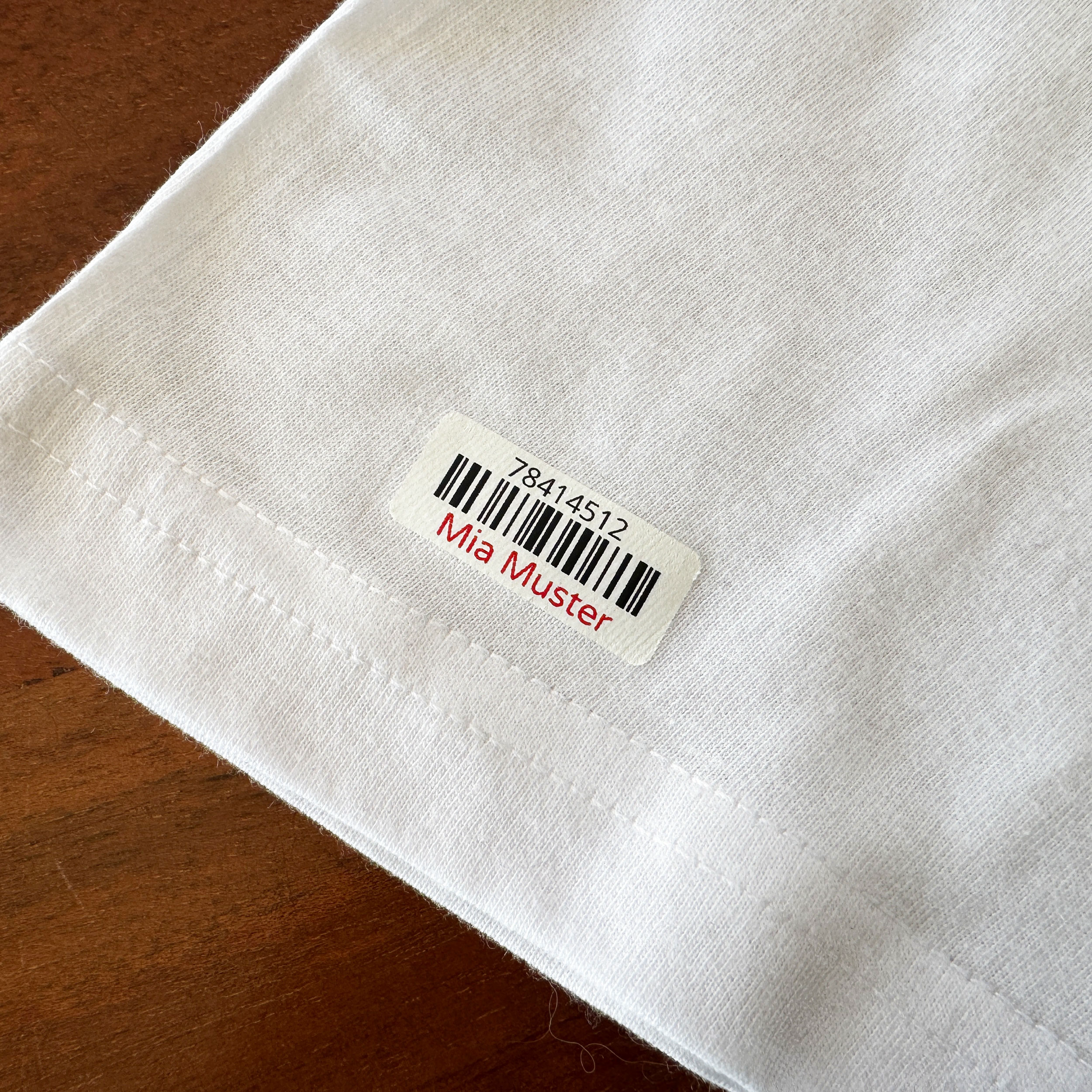225 Bügeletiketten mit Barcode, 30x13 mm, aufkleberdrucker.de, weiße Etiketten für Organisation und Lagerverwaltung