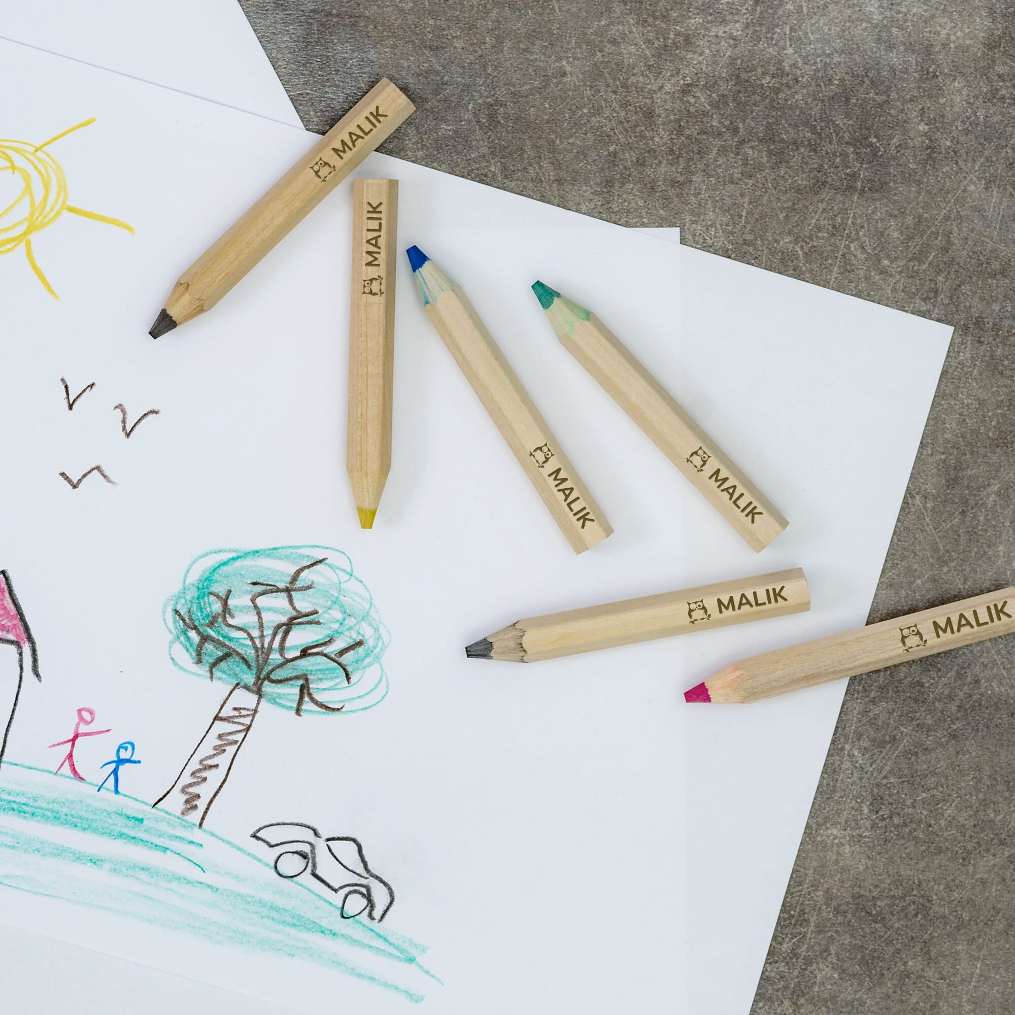 Vier Sets Jumbo Buntstifte mit Gravur, kurze Holzstifte in bunten Farben, ideal für Kinder und kreative Projekte.