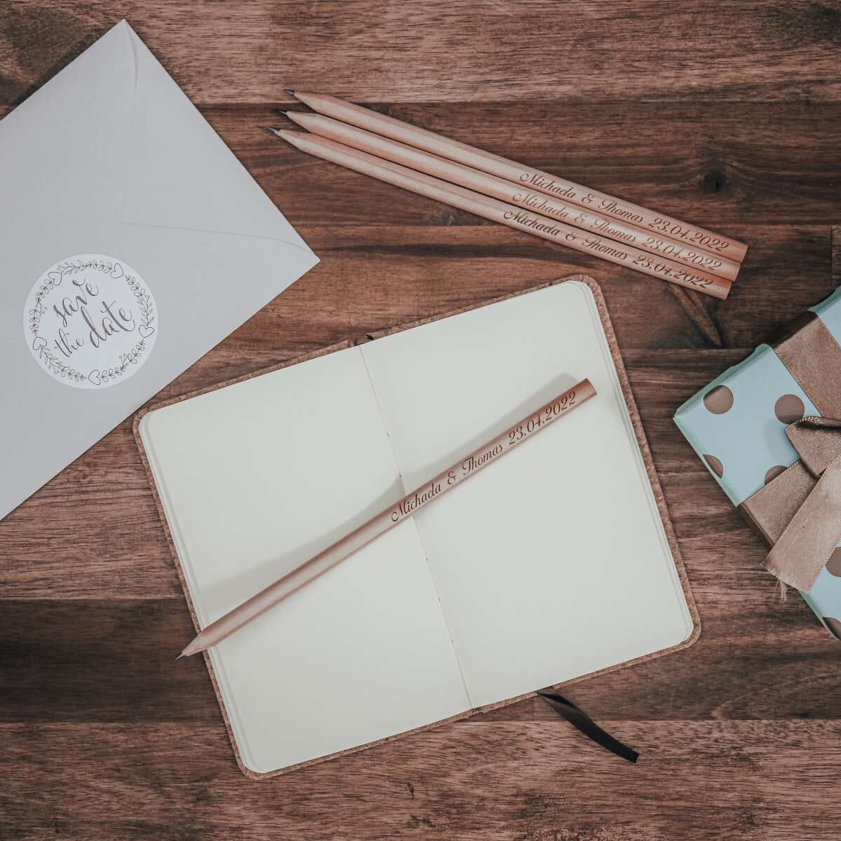 25 gravierte Bleistifte von gravur-fabrik.de, mit individuellen Schriftzügen, im Set, aus Holz mit Radiergummi am Ende.