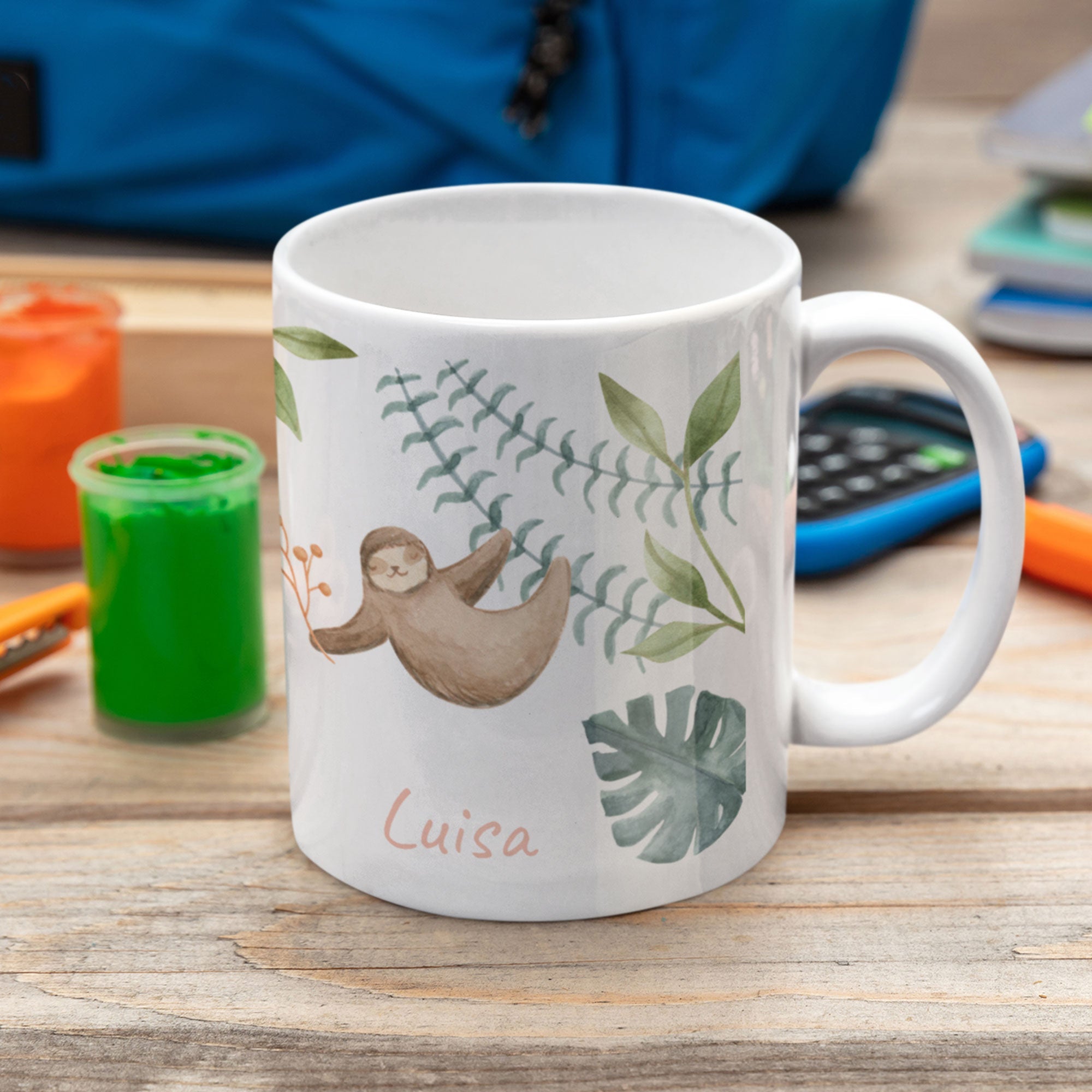 Personalisierte Kindertasse mit Namen und Aquarell-Dschungel-Design, bunten Tieren und Pflanzen, kindgerechtes Motiv