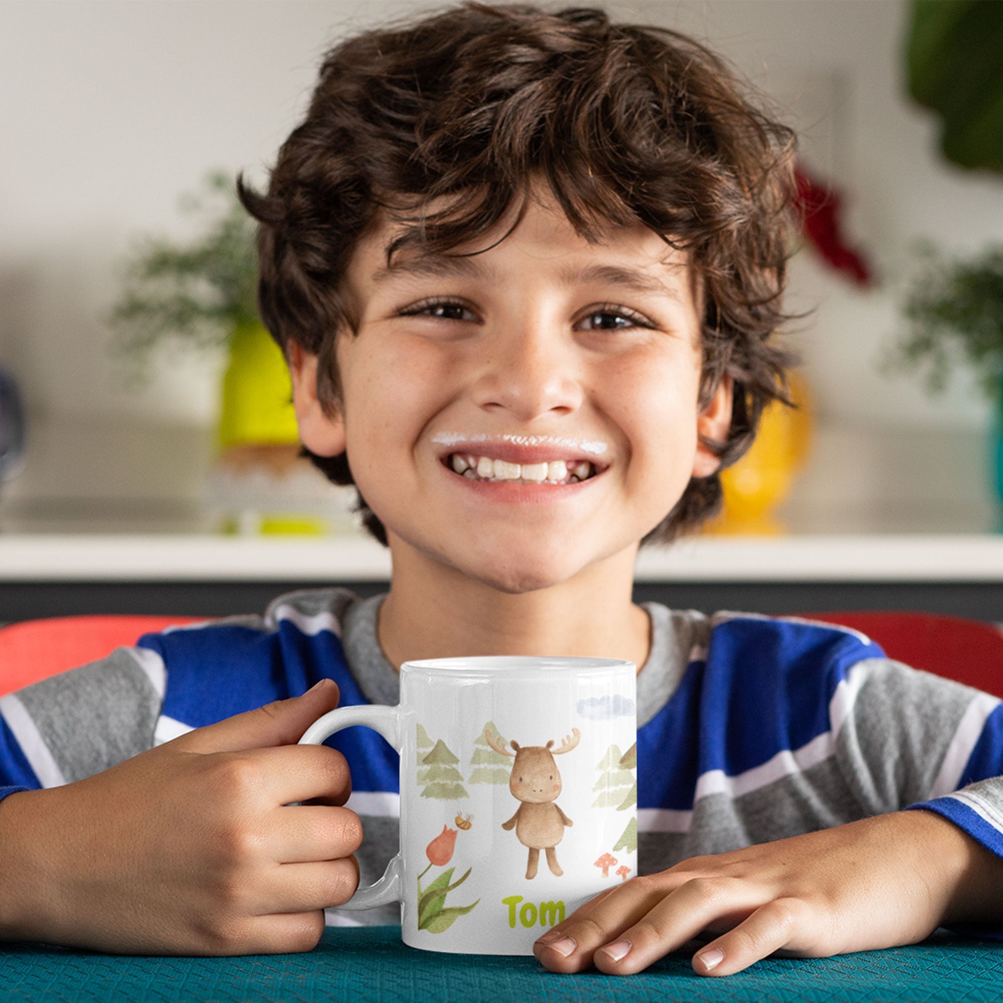 Personalisierte Kindertasse mit Namen, mit buntem Aquarell-Wald-Motiv, ideal für Kinder, von aufkleberdrucker.de.