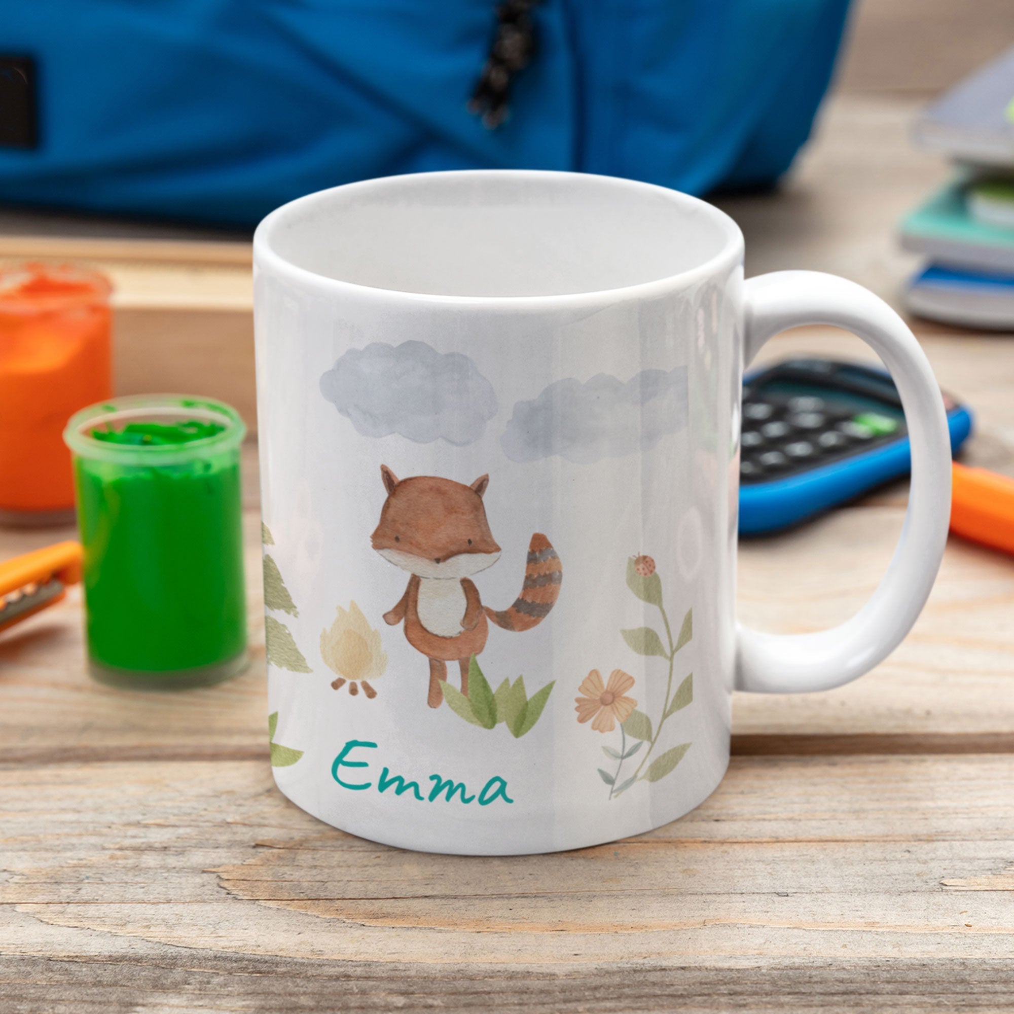 Personalisierte Kindertasse mit Namen, mit bunten Aquarell-Waldmotiven, ideal für Kinder, von aufkleberdrucker.de