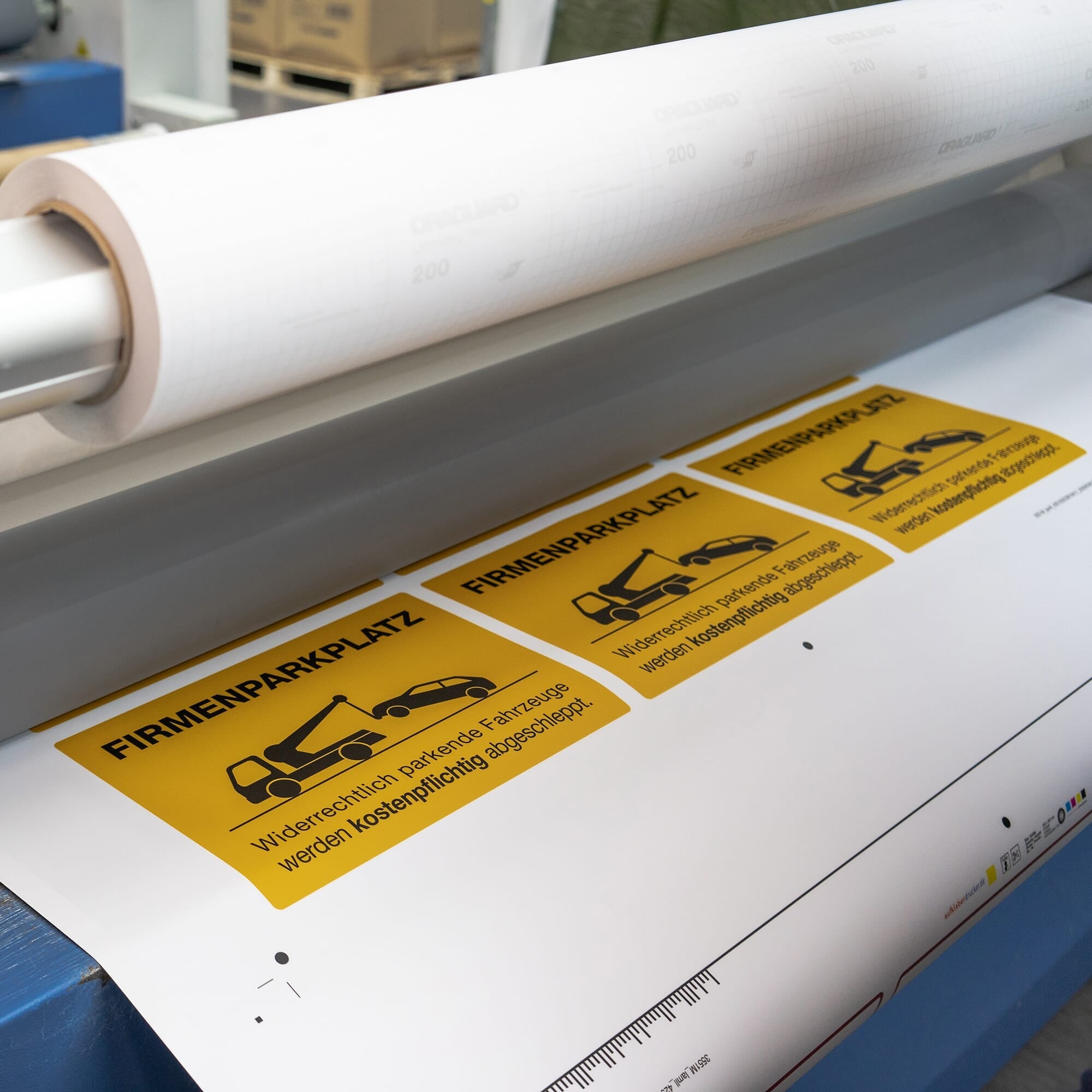 Drei signalrote Aufkleber PRIVATWEG – DURCHGANG VERBOTEN, 300x200 mm, mit Folienlaminat für langlebige Sichtbarkeit