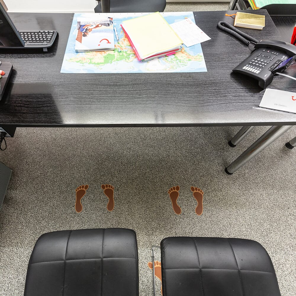 Fußbodenaufkleber mit Orafol Vinyl, dekorativer Bodenaufkleber für markierte Flächen und Orientierung.