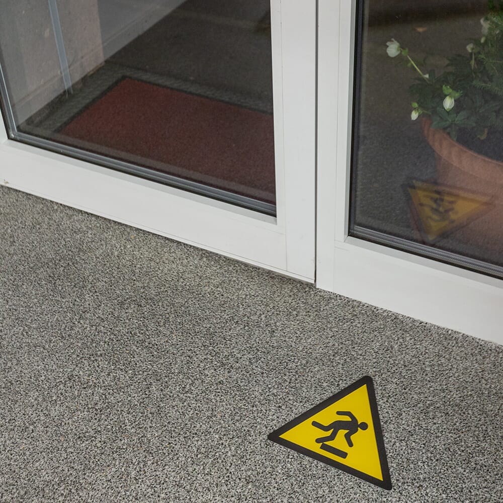 Fußbodenaufkleber von Orafol, farbiger Vinyl-Bodenaufkleber mit auffälligem Design auf glatter Oberfläche sichtbar
