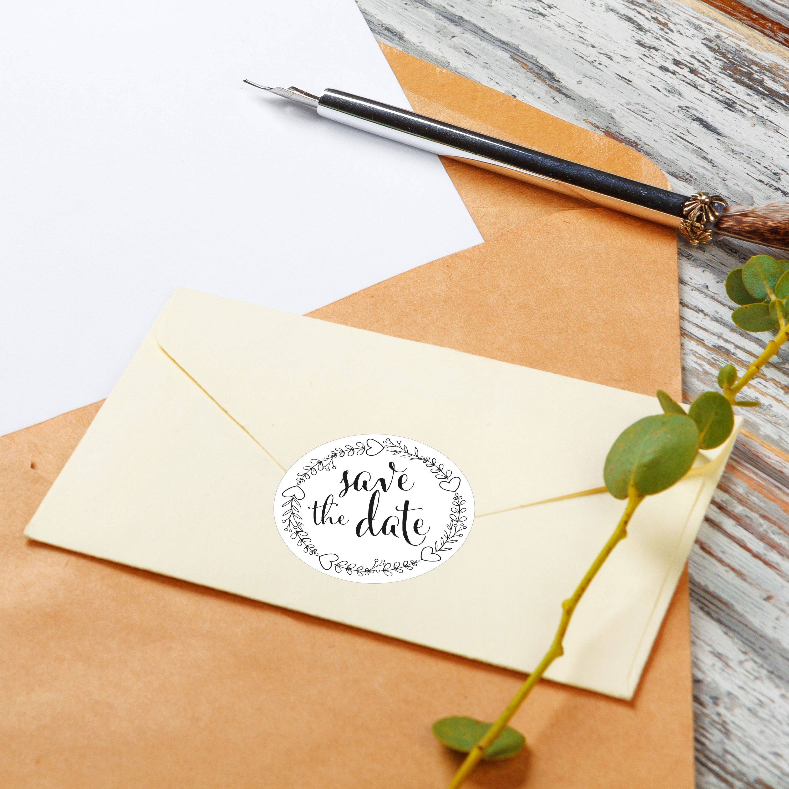 Schwarz-weiße Hochzeitsaufkleber im Set mit 80 variierenden Größen und Texten, ideal für Hochzeitsdekorationen.