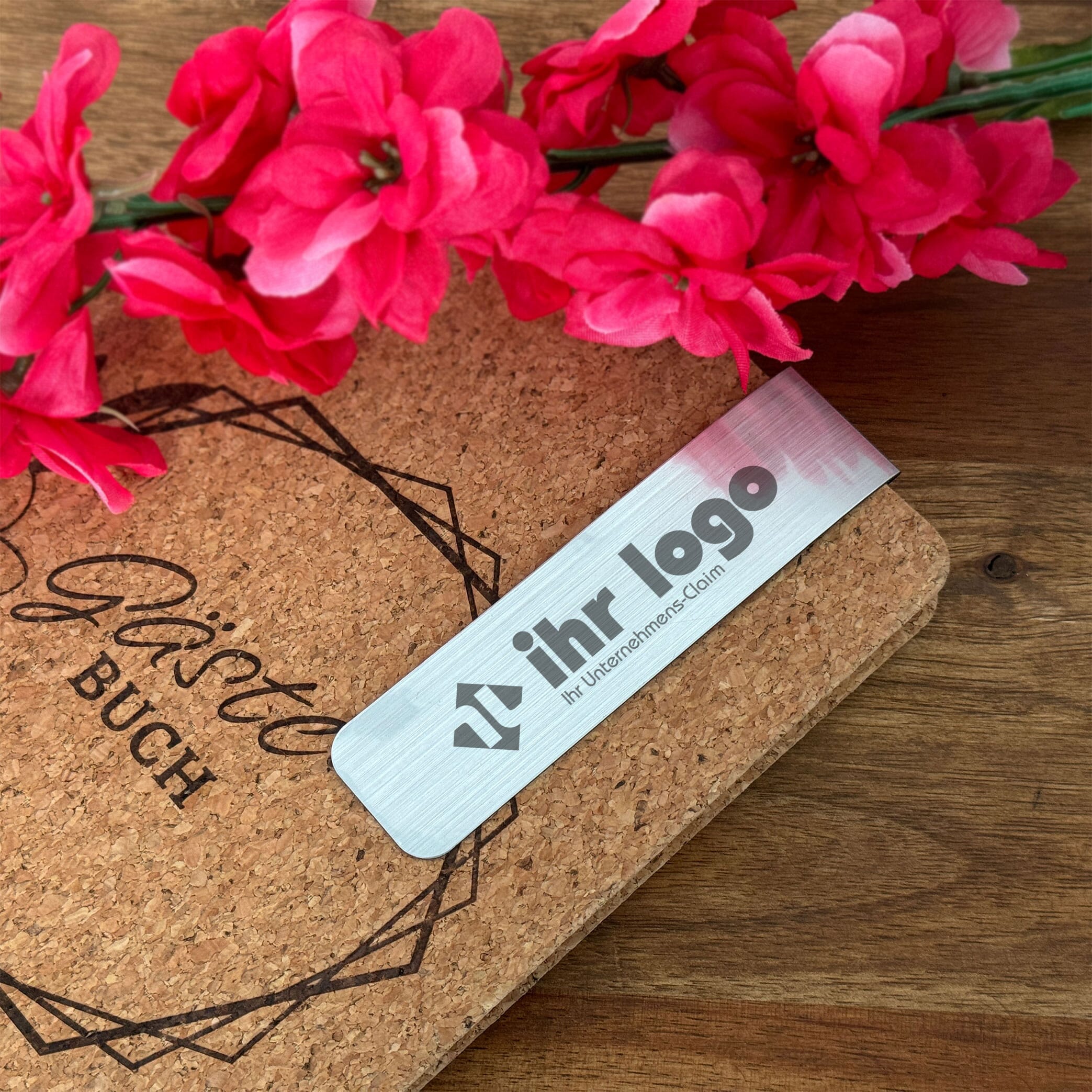 Personalisiertes Magnet-Lesezeichen mit Gravur, zeigt ein dekoratives Lesezeichen aus Metall mit individuell graviertem Text.
