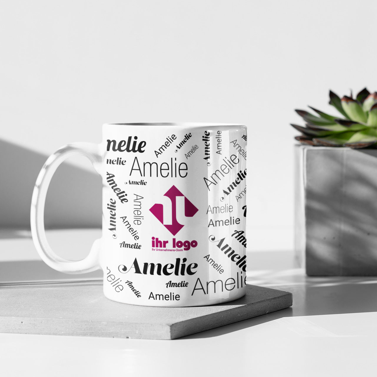 Keramiktasse mit individuellem Namen und Firmenlogo, hochformatiges Design, klare Druckqualität, ideal für personalisierte Geschenke