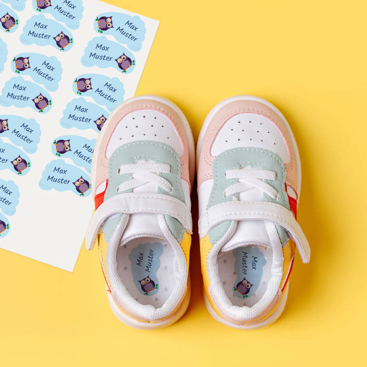 12 personalisierte Schuh-Etiketten von aufkleberdrucker.de zum Beschriften von Schuhen, mit bunten Designs und individuellem Text.