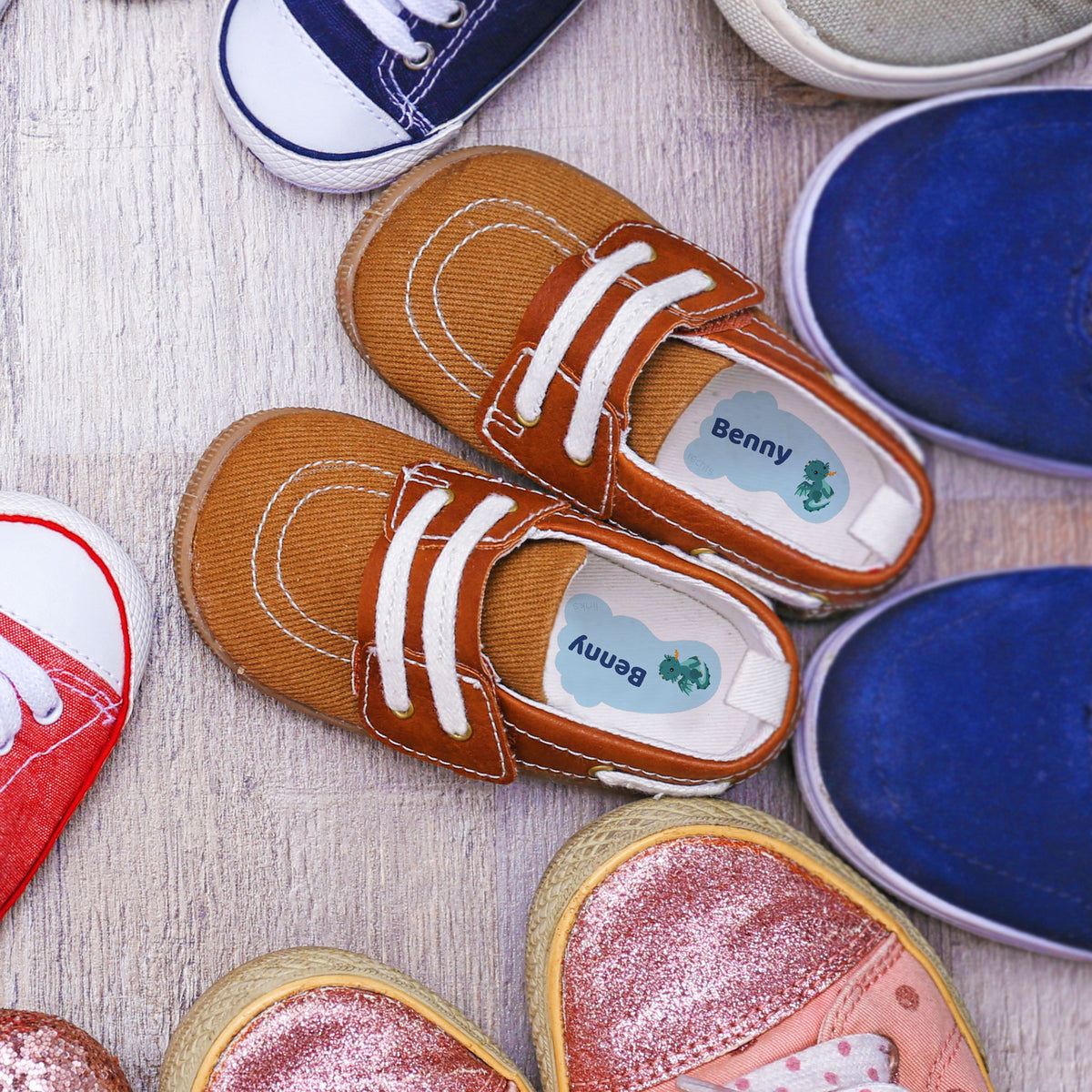Zehn personalisierte Schuh-Etiketten auf Aufkleberpapier, zum Beschriften von Schuhen, mit bunten Designs und klarer Schrift.