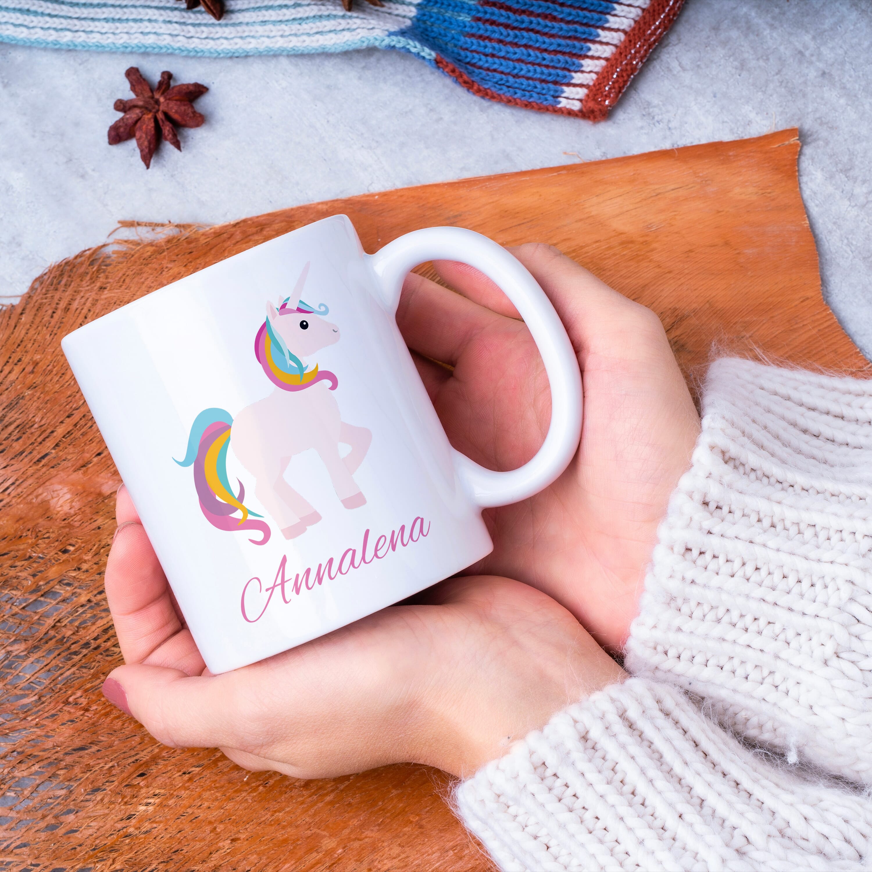 Weiße Keramiktasse mit buntem Einhorn-Kindermotiv und individuellem Druck, ideal für Kinder.