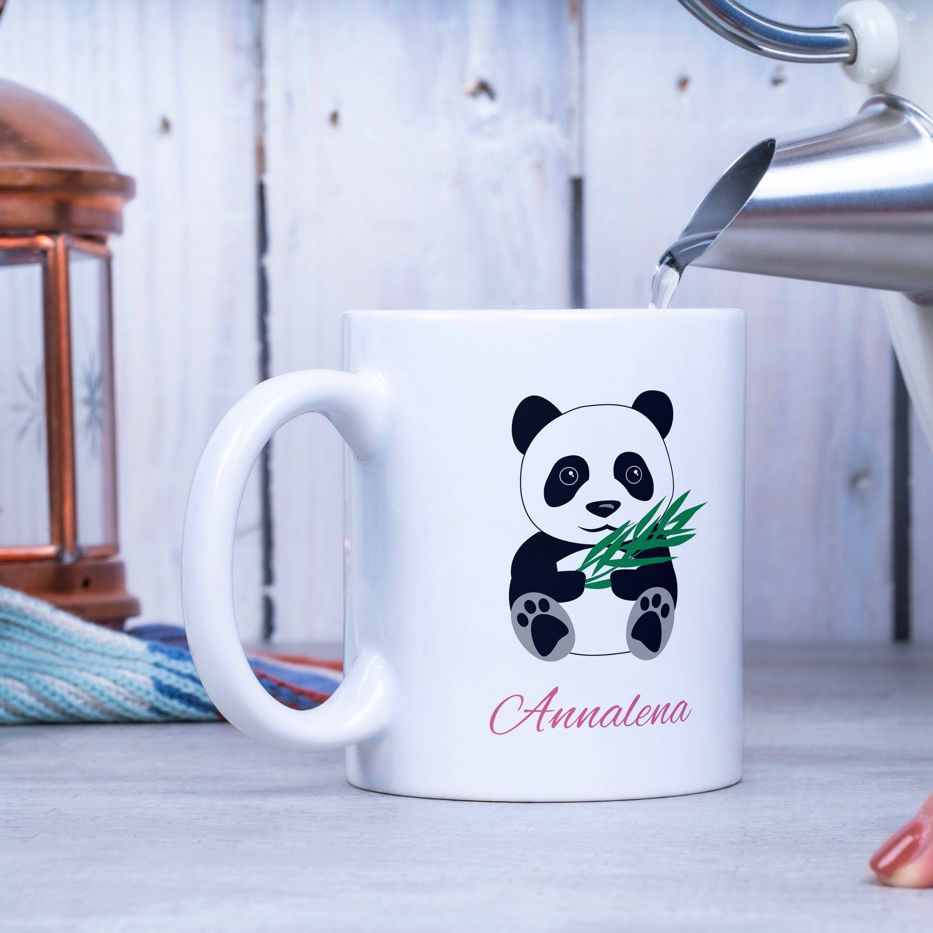 Weiße Keramiktasse mit Panda- und Kindermotiv sowie individuellem Druck, perfekt für Kinder und personalisierte Geschenke.