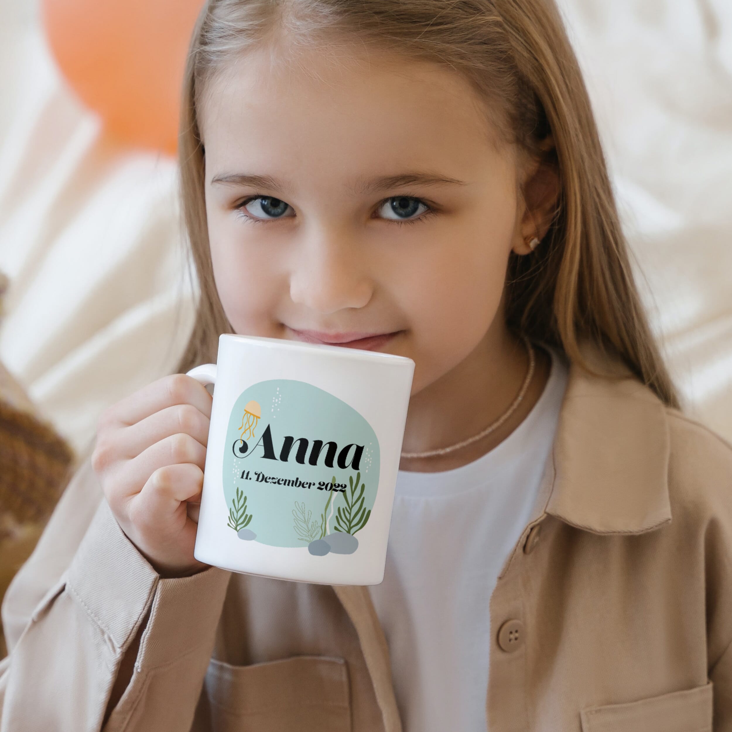 Bunte Keramiktasse mit Unterwasser-Kindermotiv und individuellem Druck, kreative Geschenkidee, von gravur-fabrik.de