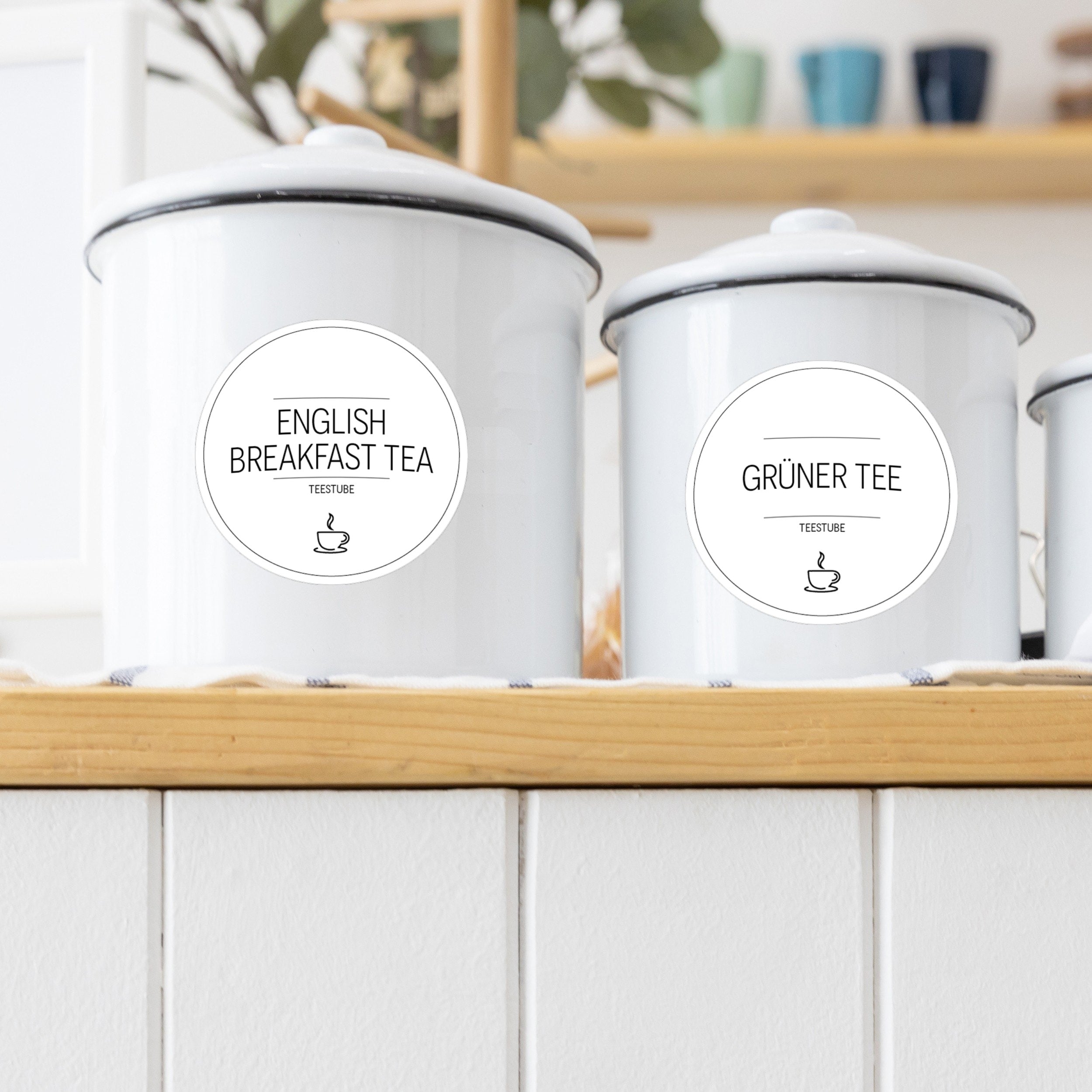 Runde weiße Tee-Aufkleber für Teedosen, Set mit 48, von aufkleberdrucker.de, mit eleganten Teetassen-Designs.