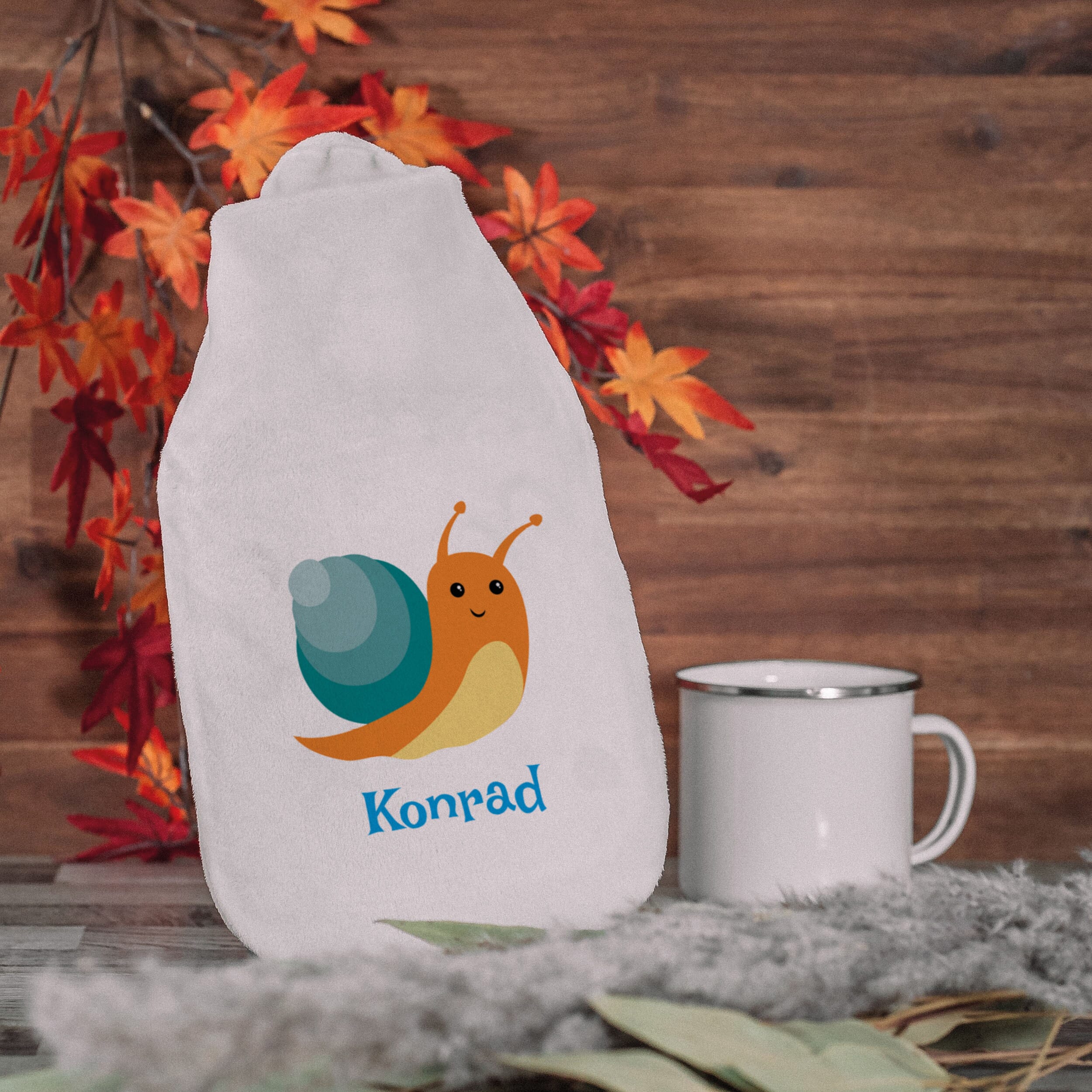 Personalisierte Wärmflasche mit Kindermotiv Schnecke und Namen, weiche Textur, ideal zum Wärmen und Kuscheln für Kinder.